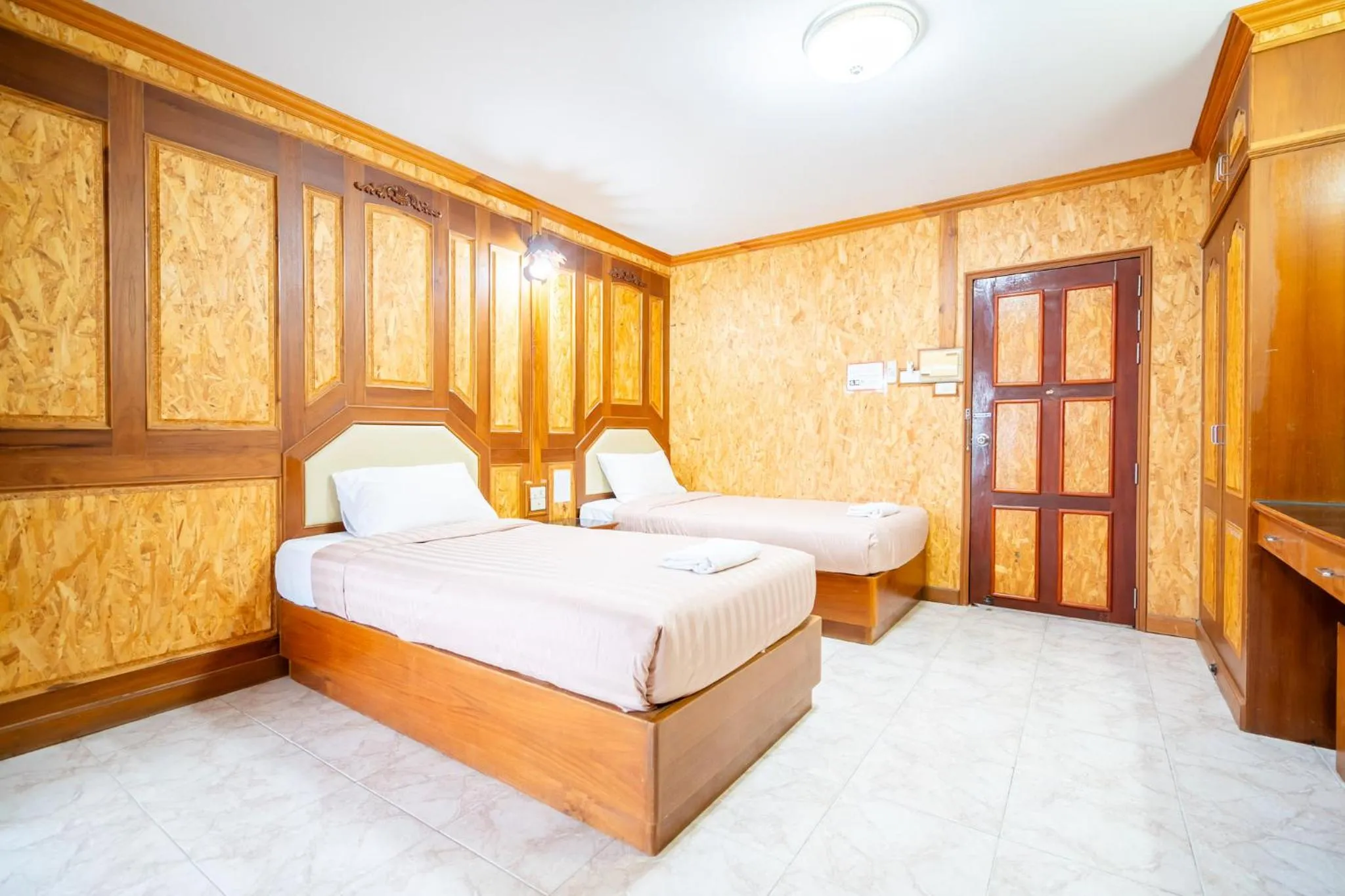 Bed in Chatsuree Mansion