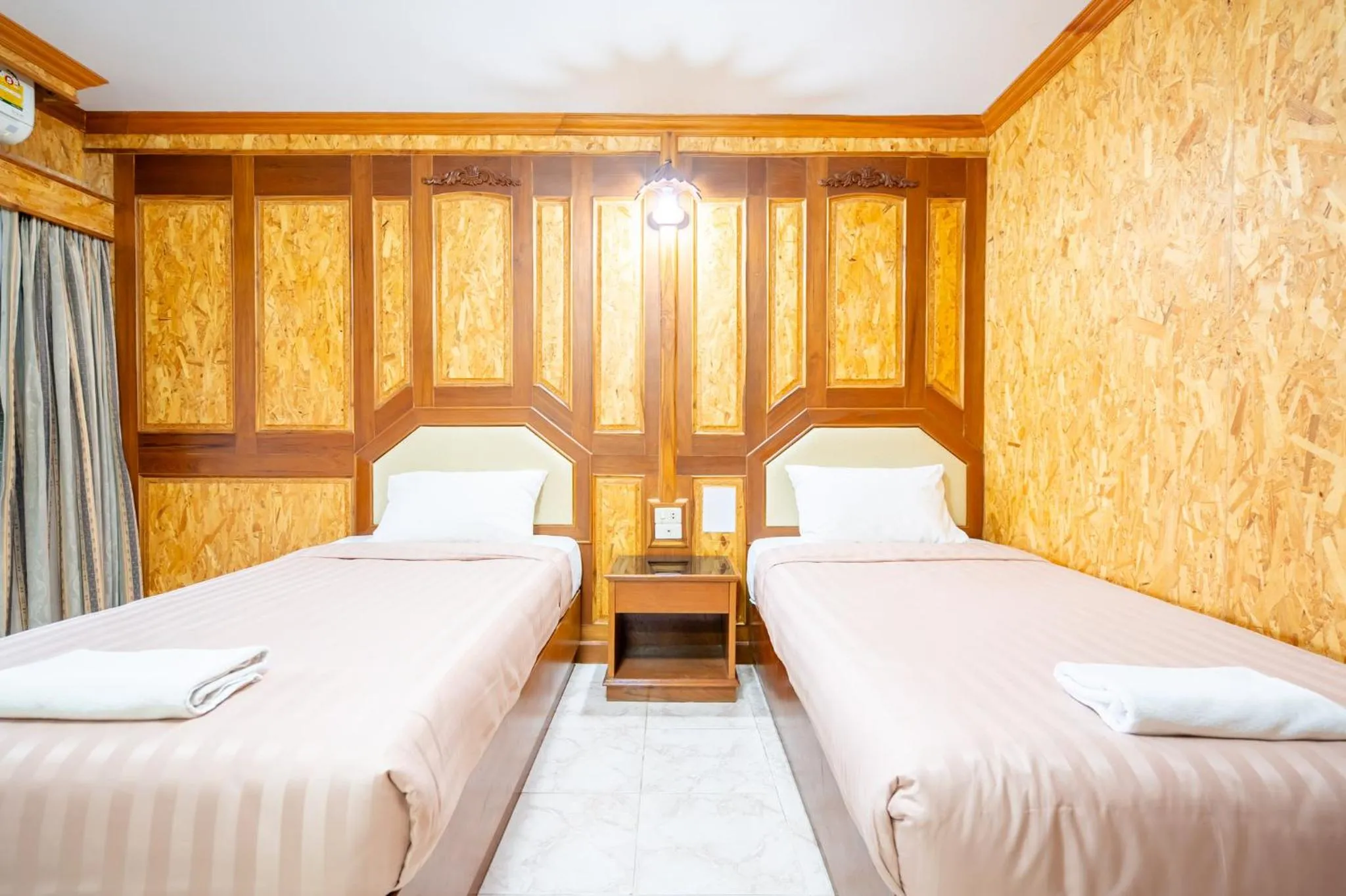 Bed in Chatsuree Mansion