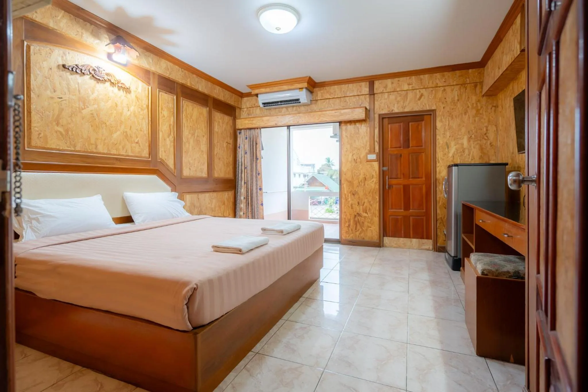 Bed in Chatsuree Mansion