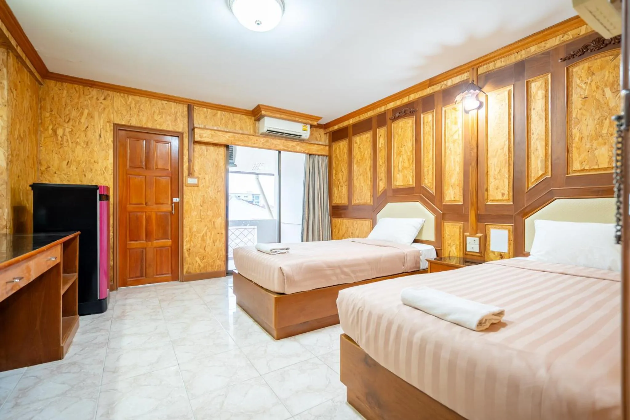 Bed in Chatsuree Mansion