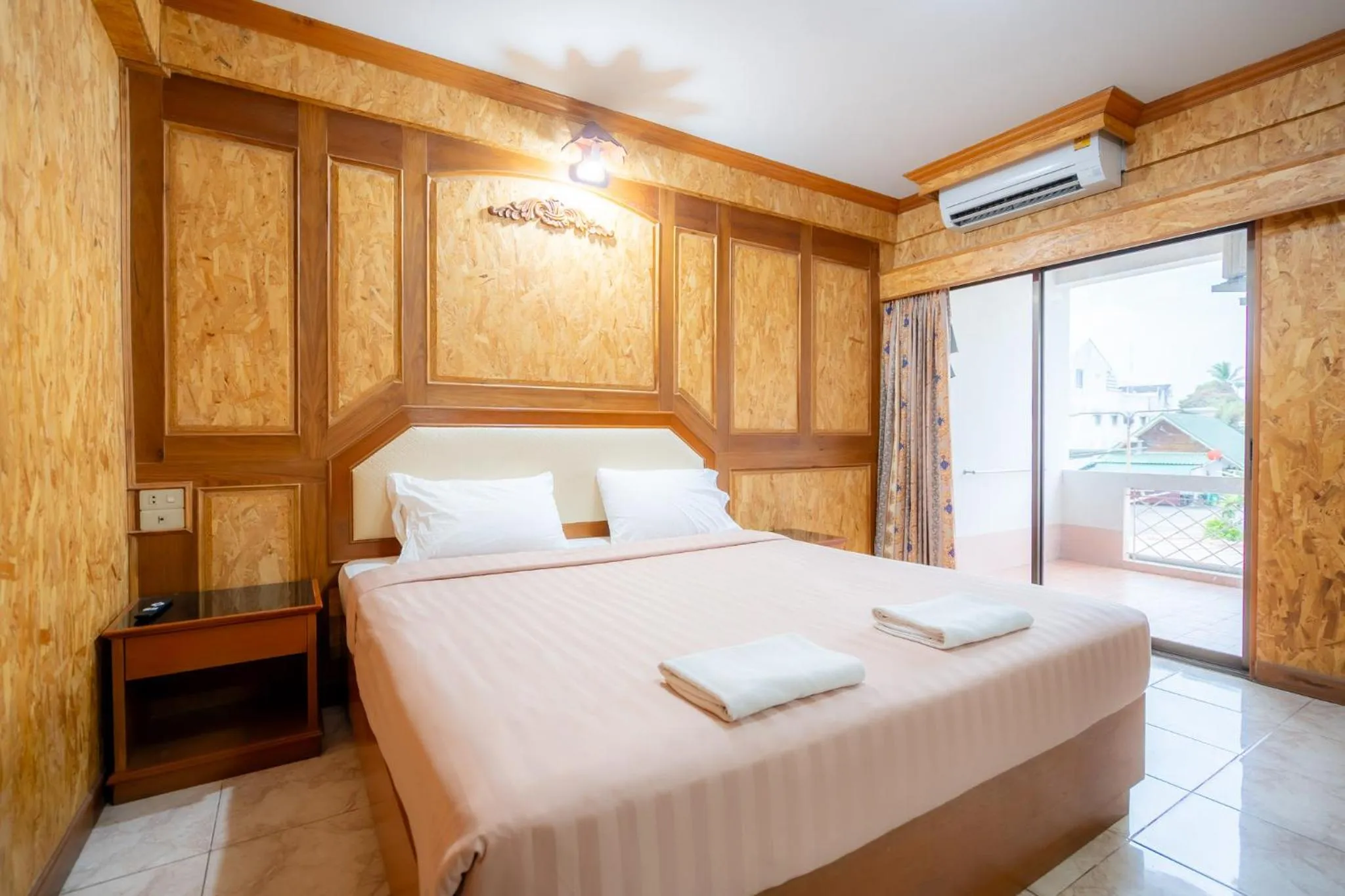 Bed in Chatsuree Mansion