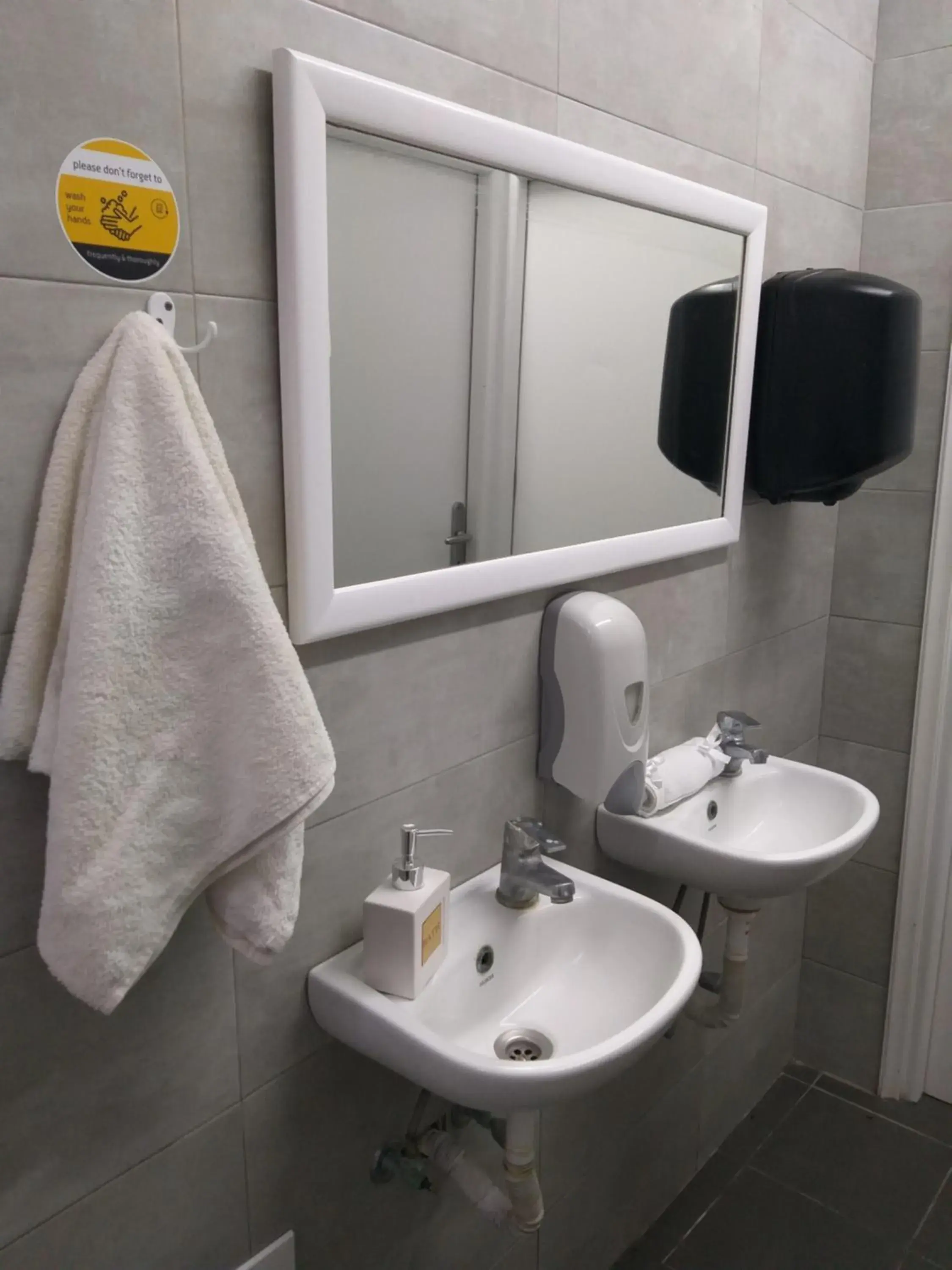 Bed in 8-Bed Mixed Dormitory Room in Youth hostel Anna Bed in 8-Bed Mixed Dormitory Room in Youth hostel Anna