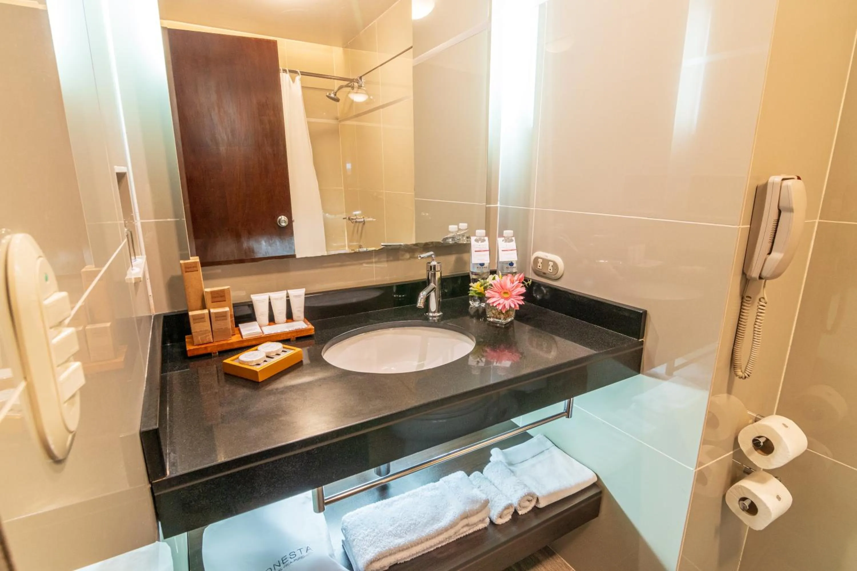 Shower in Sonesta Posadas del Inca Puno