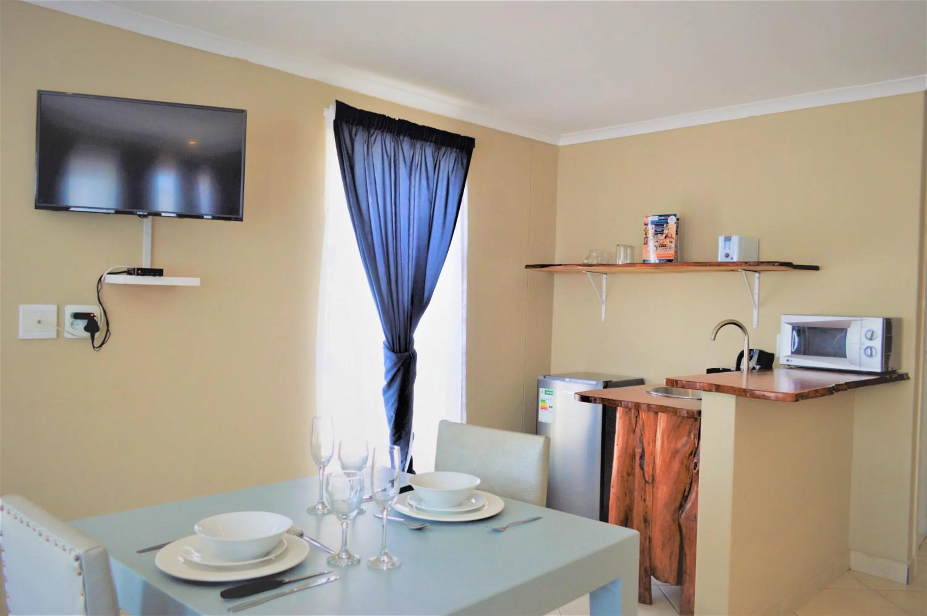 Kitchen or kitchenette, TV/Entertainment Center in Point Village Hotel and Self Catering