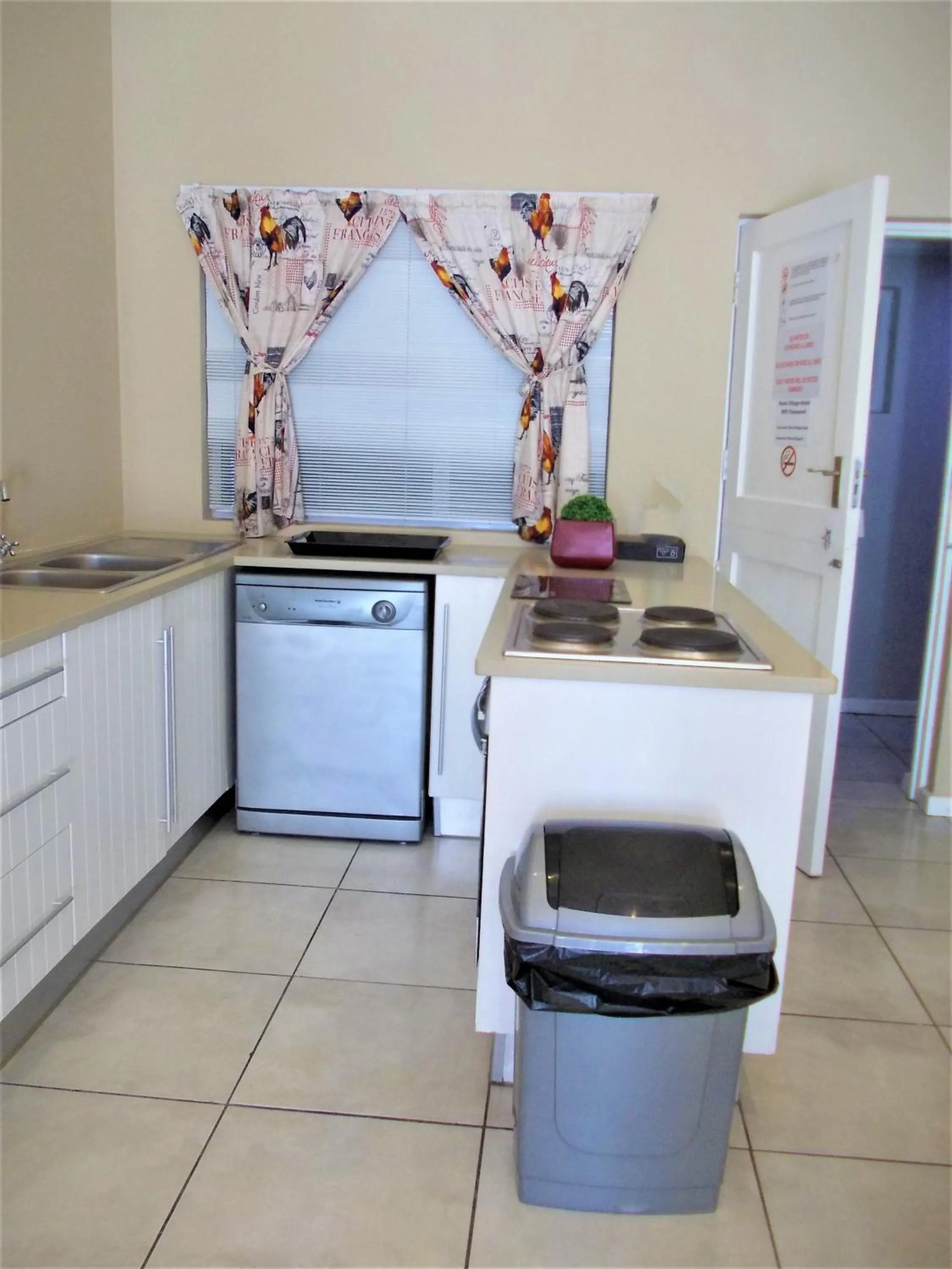 Kitchen or kitchenette, Kitchen/Kitchenette in Point Village Hotel and Self Catering