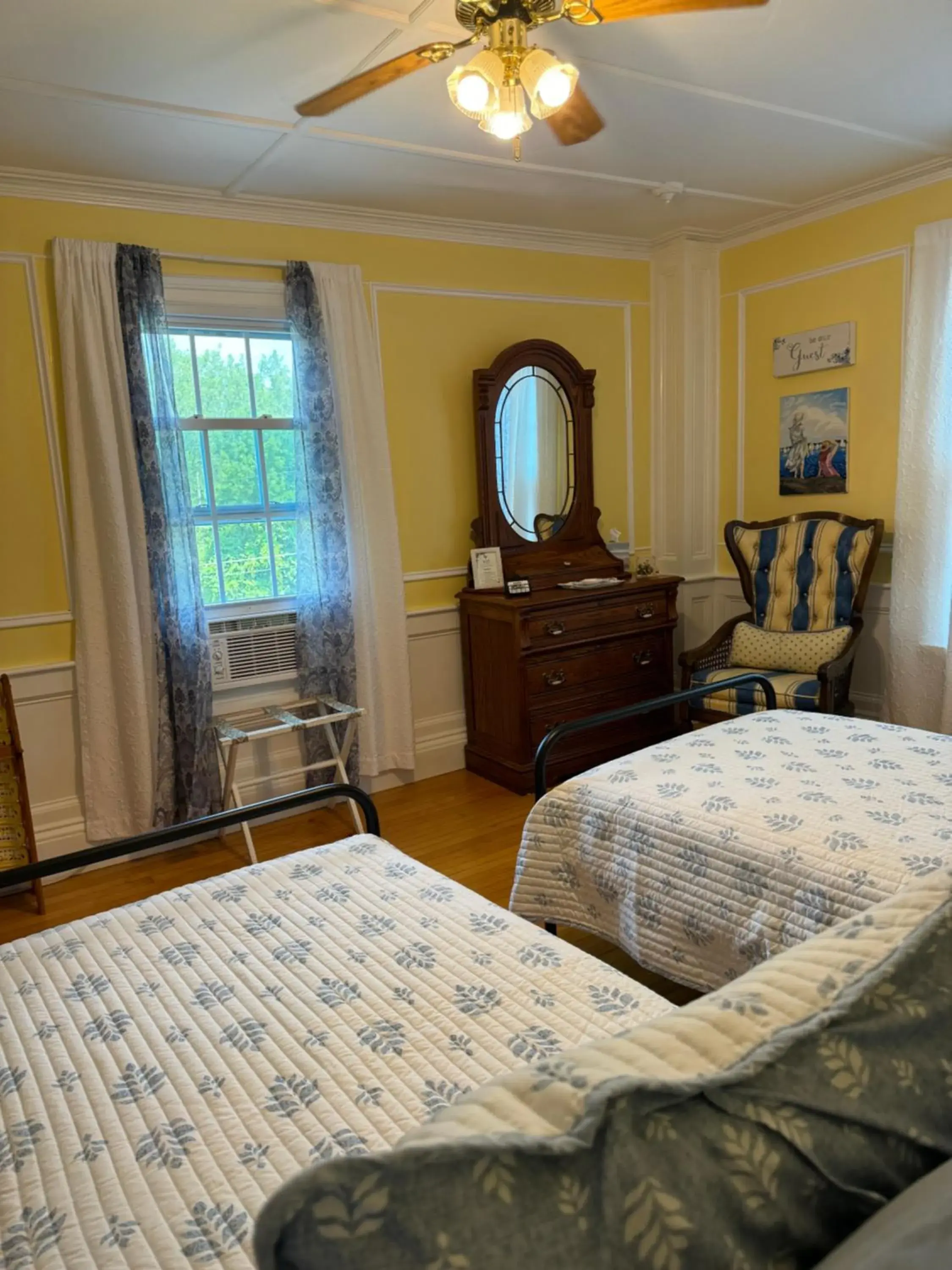 Standard Twin Room with Shared Bathroom in Harbour House Inn B&B Standard Twin Room with Shared Bathroom in Harbour House Inn B&B