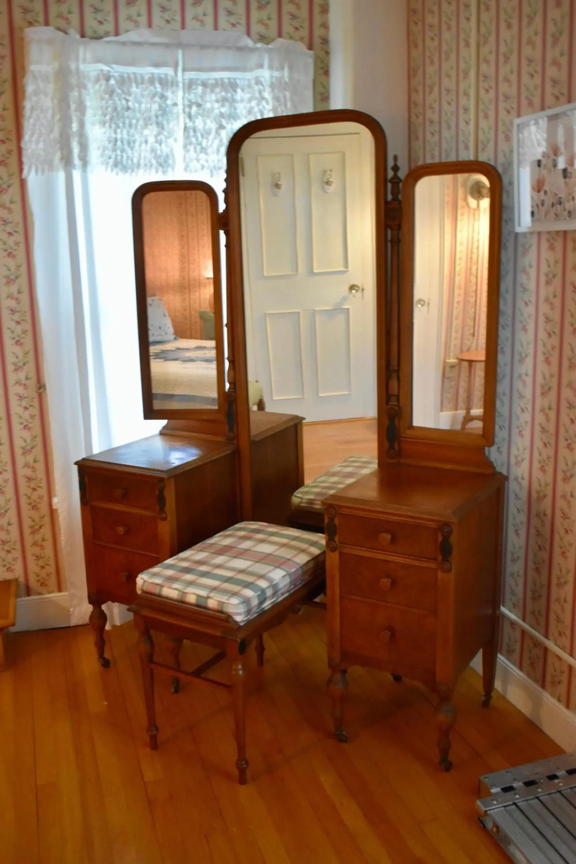 Queen Room in Harbour House Inn B&B Queen Room in Harbour House Inn B&B