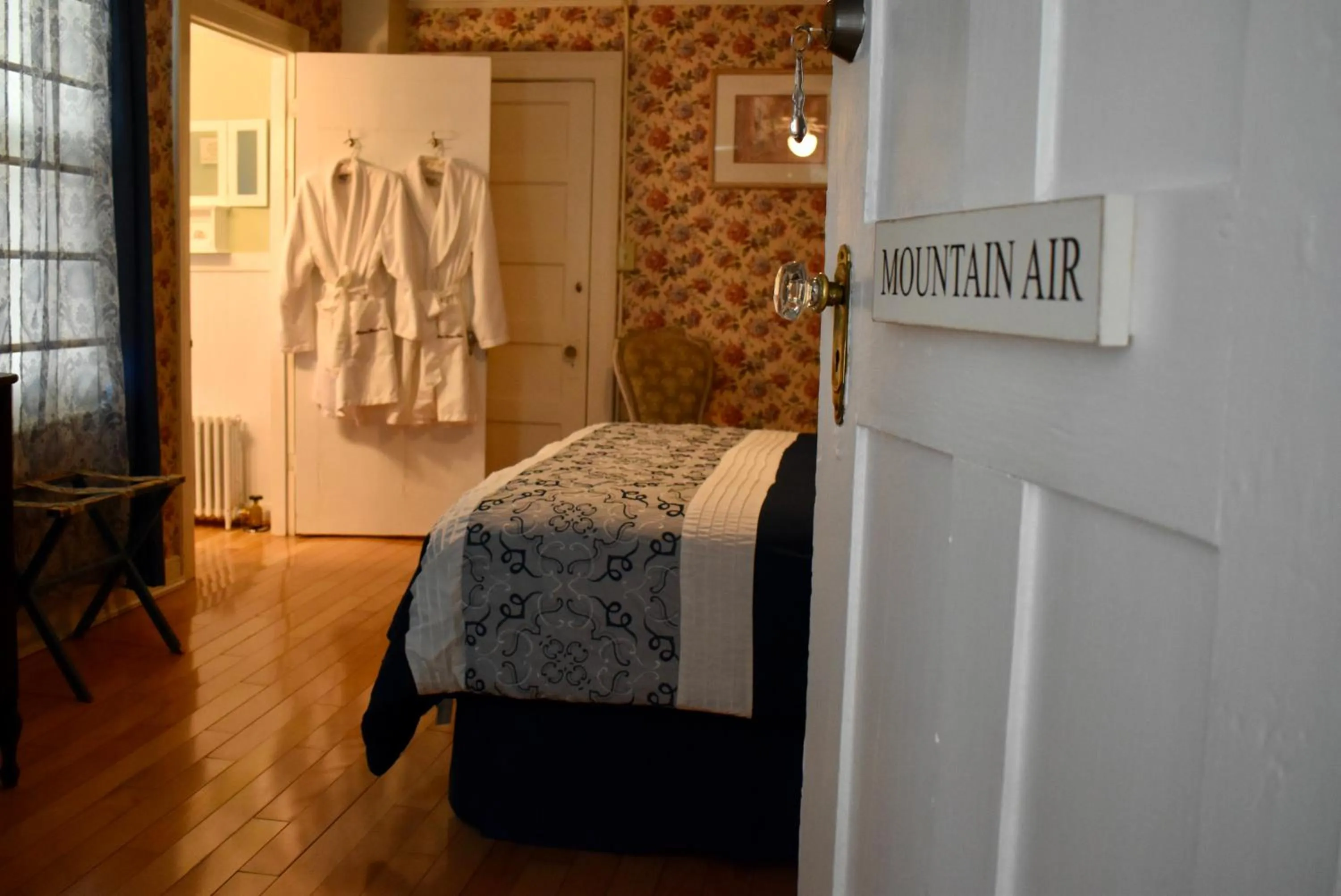 Bed in Harbour House Inn B&B