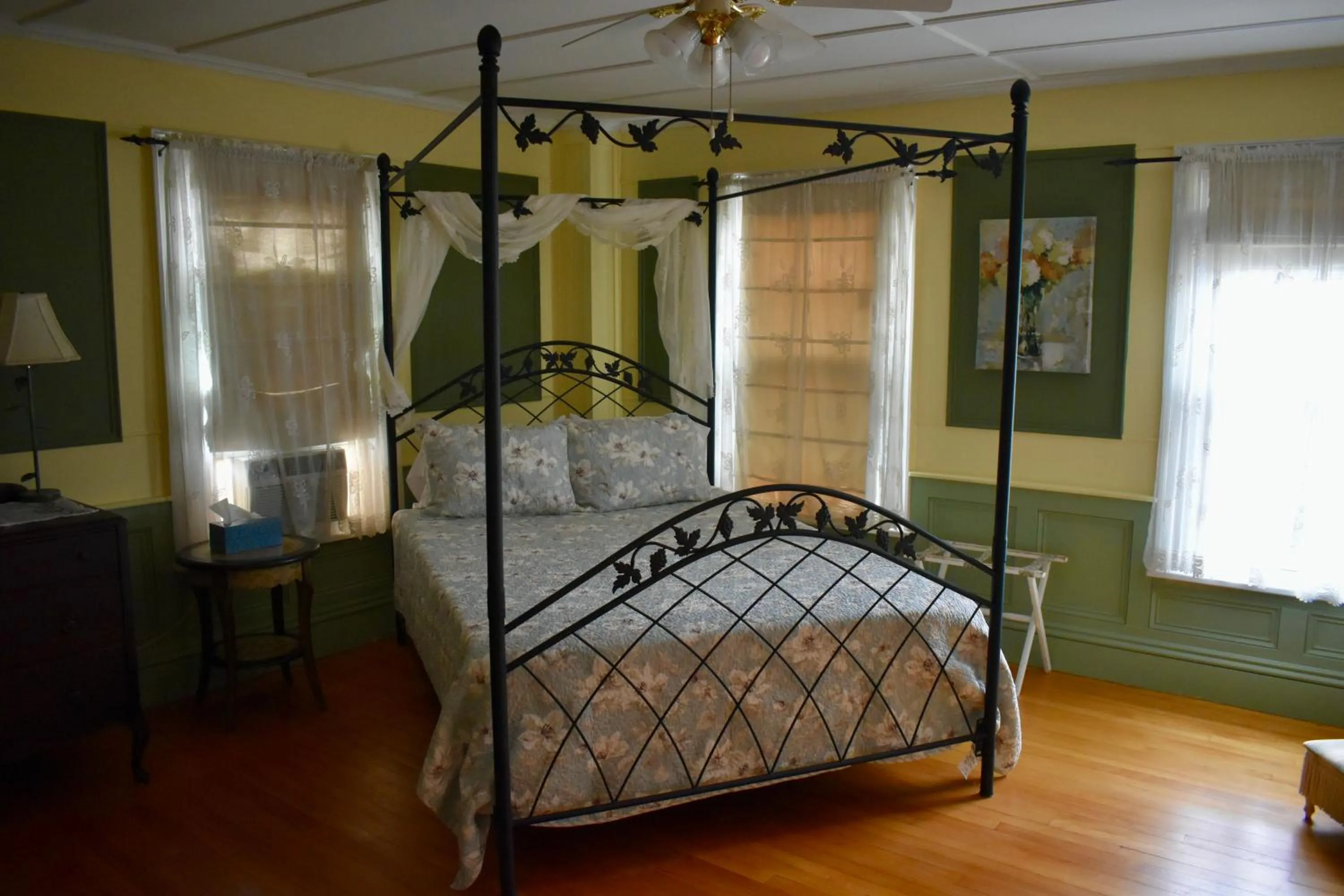 Bed in Harbour House Inn B&B