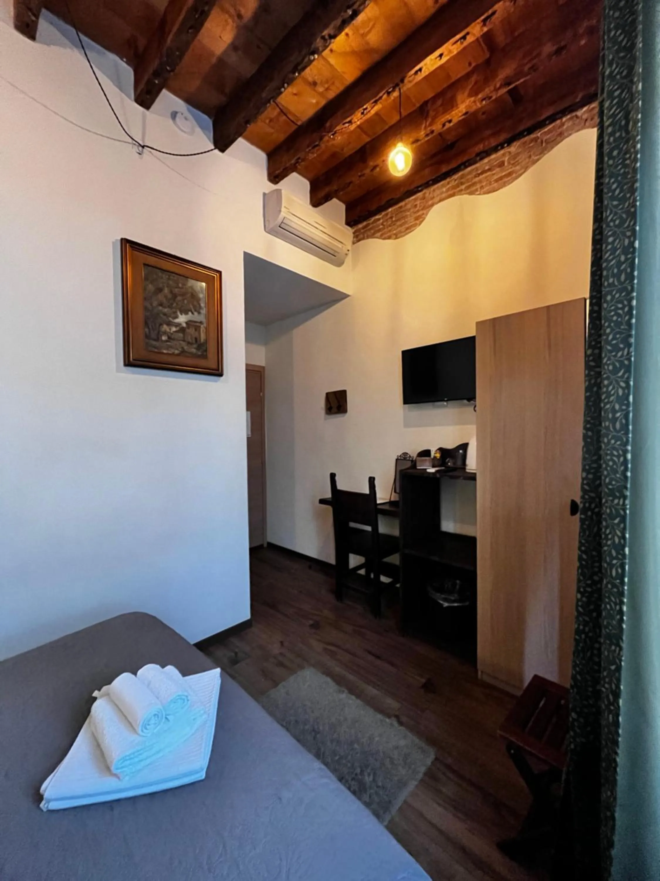 Coffee/tea facilities, Bed in La Taverna del Metallo Rooms