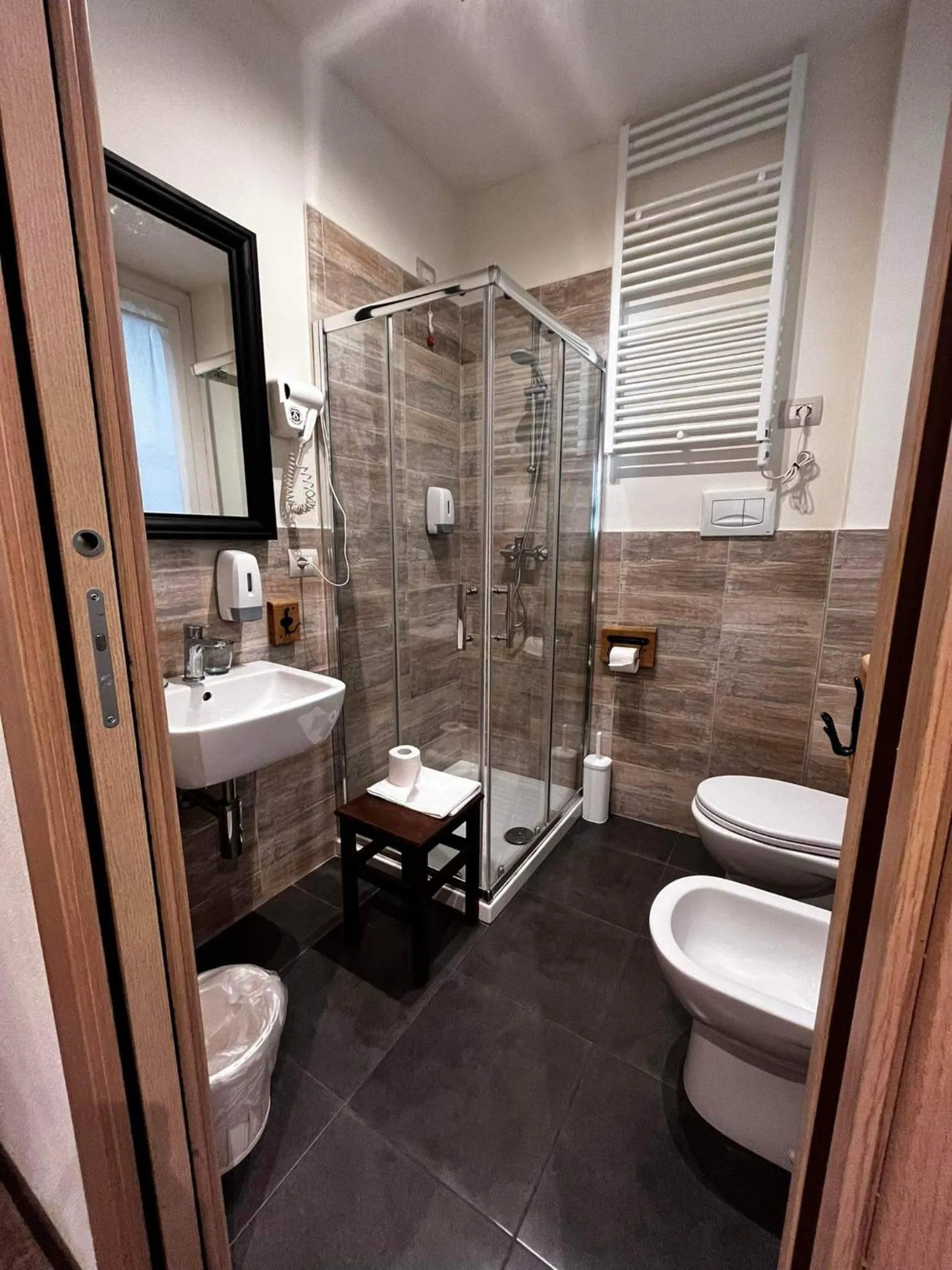 Shower in La Taverna del Metallo Rooms