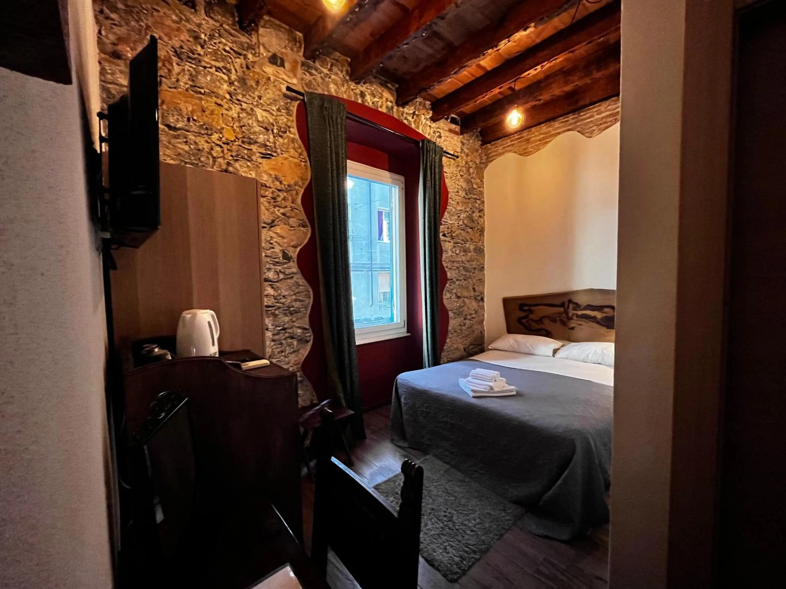 Bed in La Taverna del Metallo Rooms