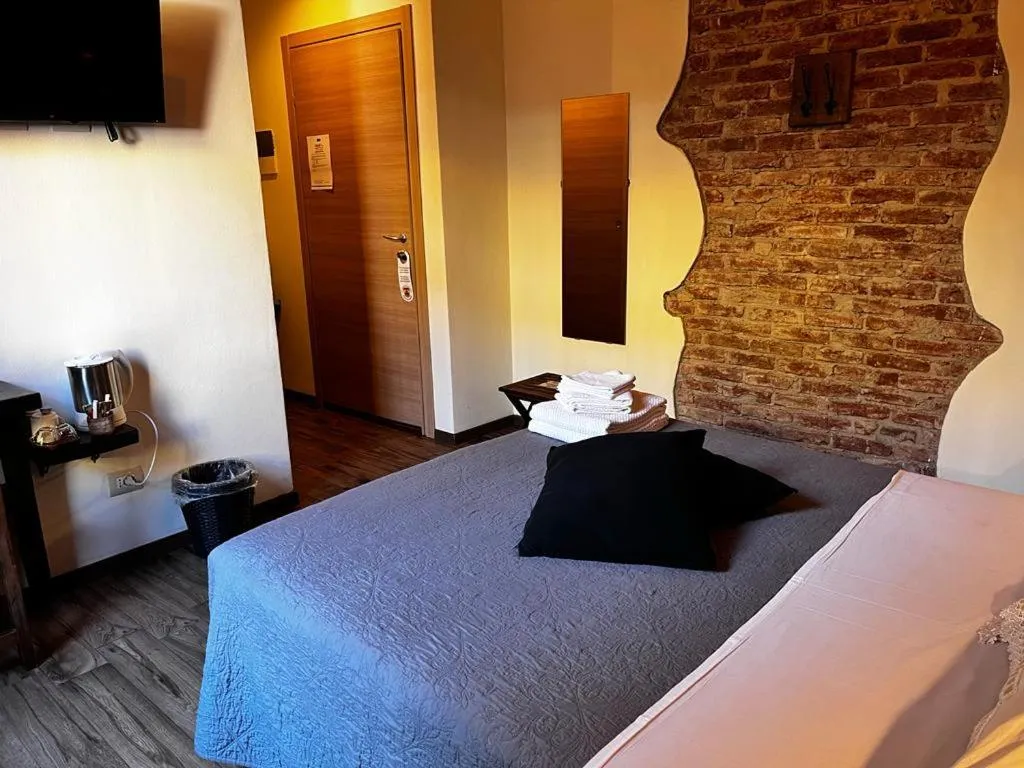 TV and multimedia, Bed in La Taverna del Metallo Rooms