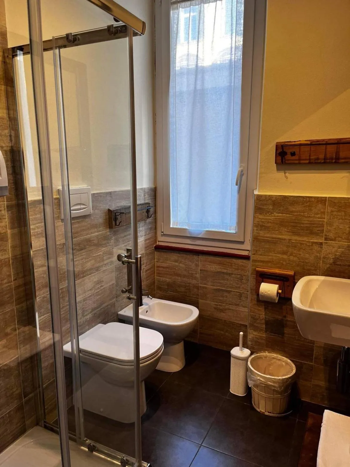 Shower in La Taverna del Metallo Rooms