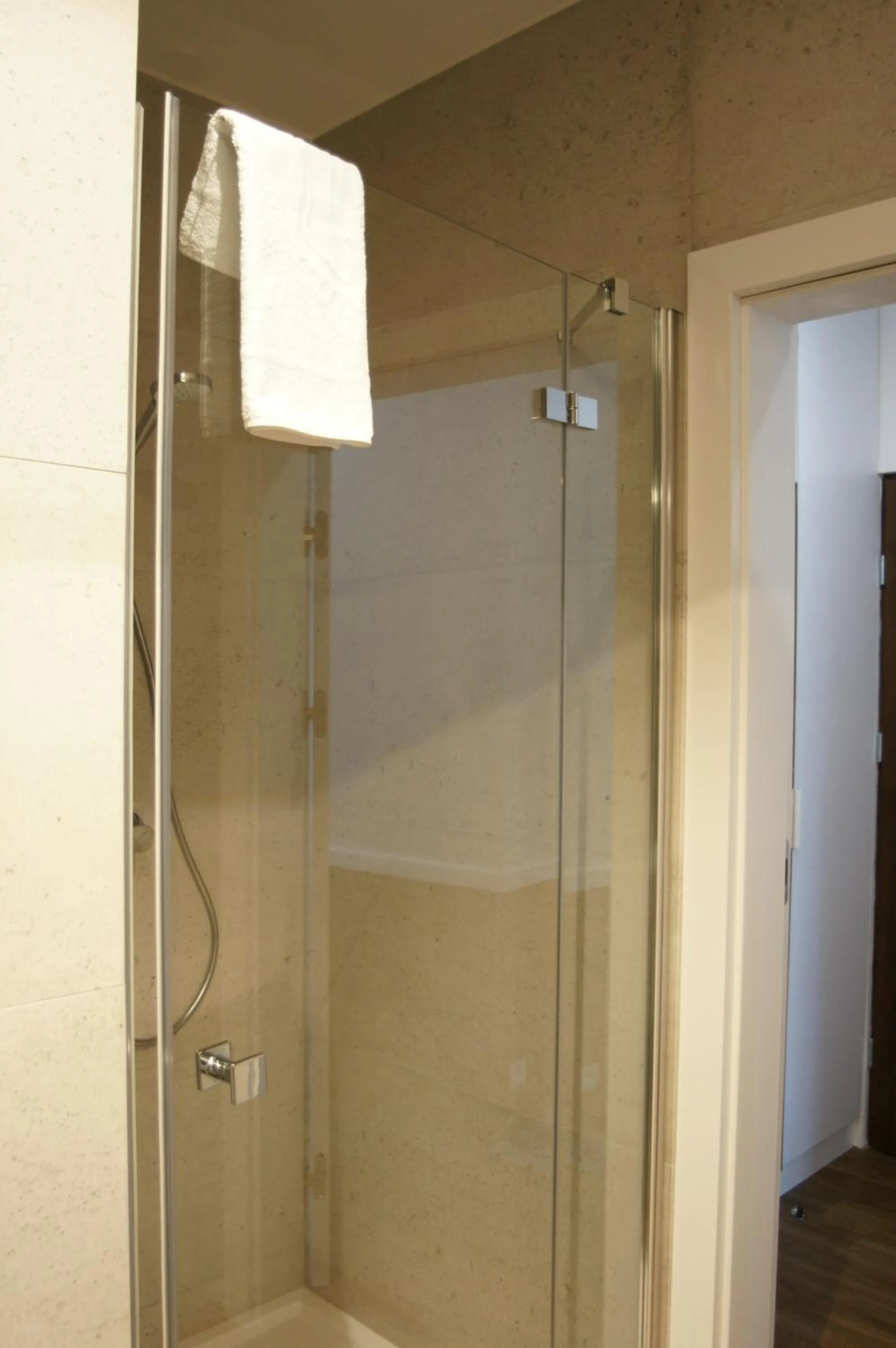 Shower in Q Apartamenty