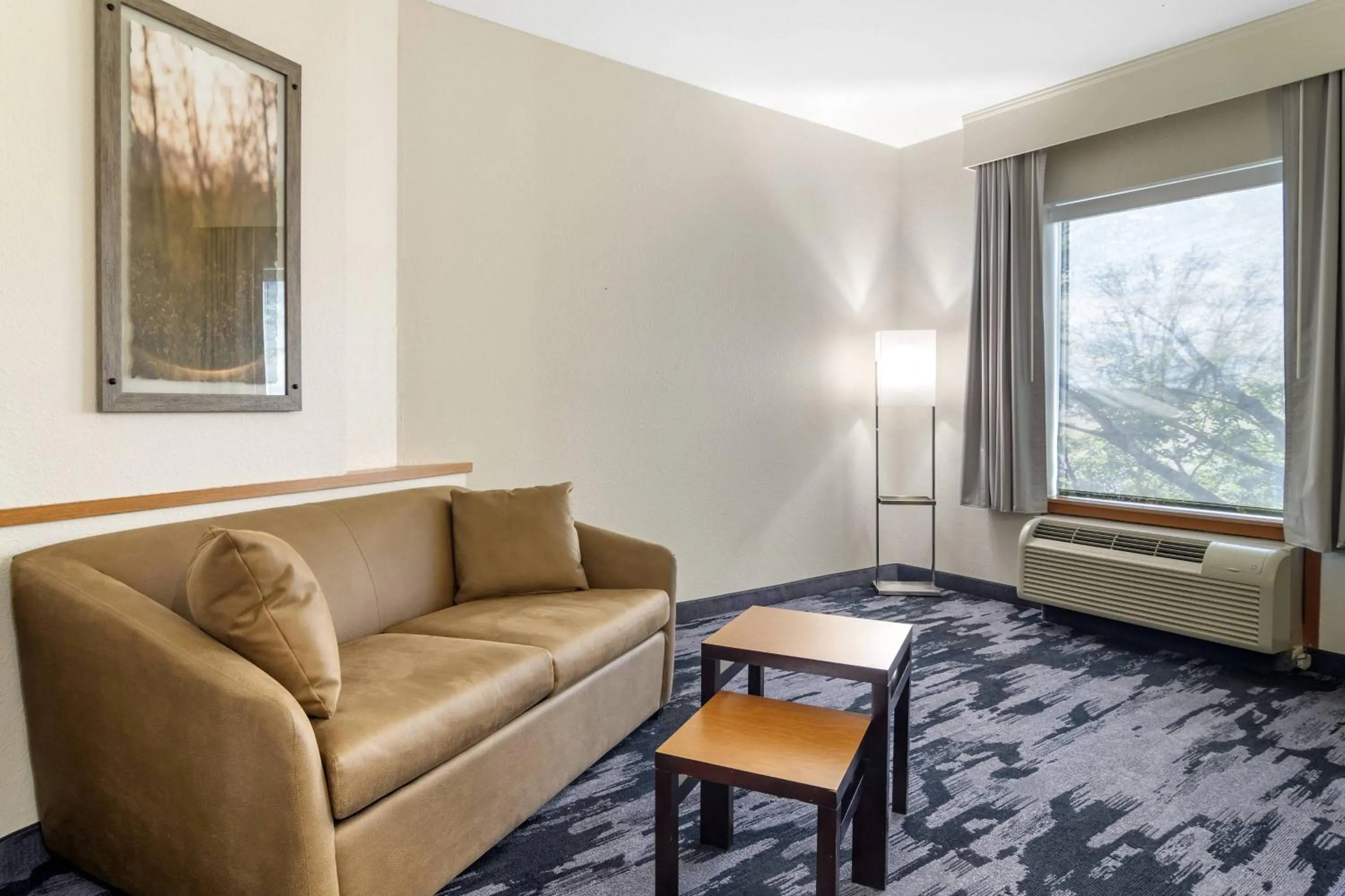 Living room in Fairfield Inn & Suites by Marriott Commerce
