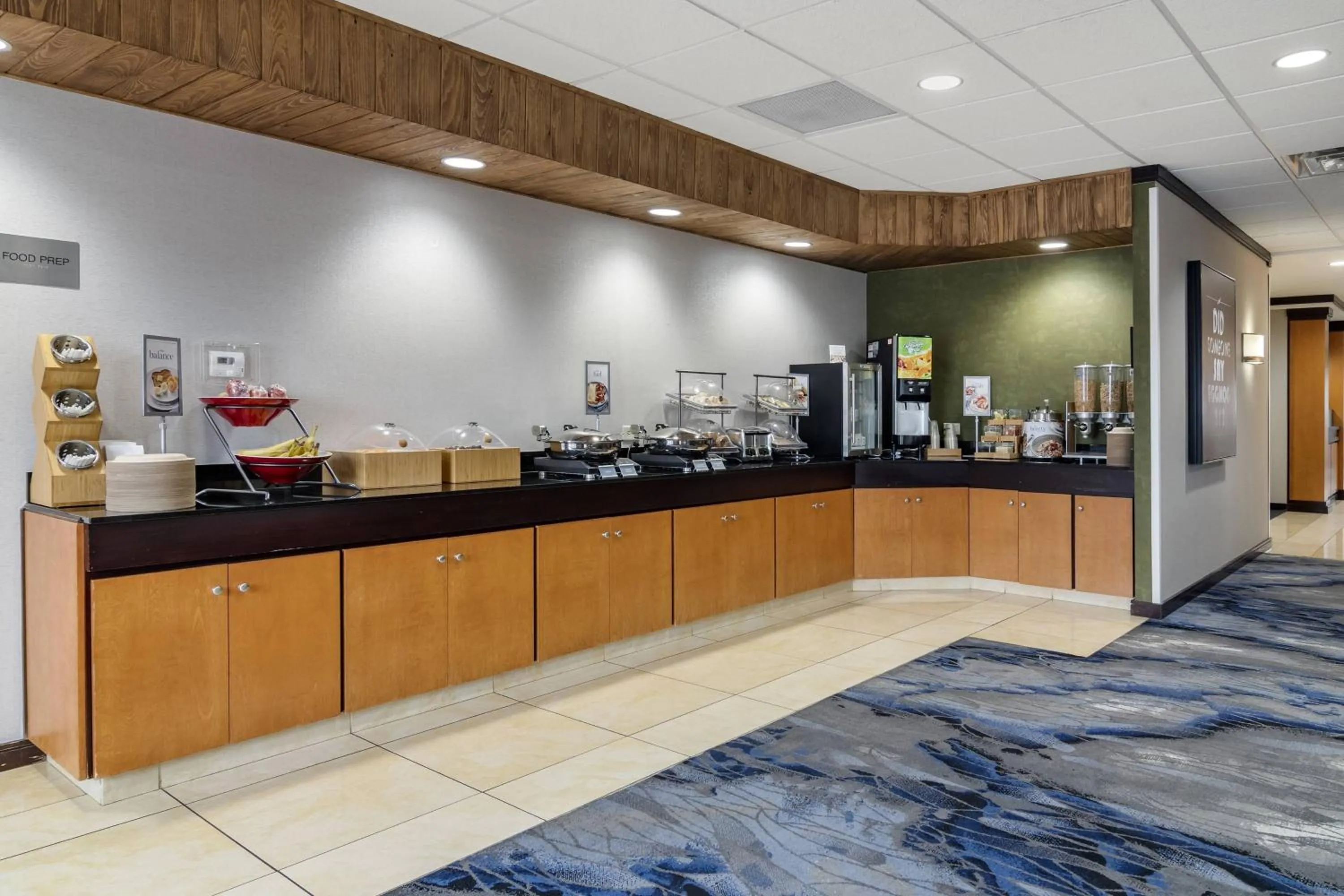 Breakfast in Fairfield Inn & Suites by Marriott Commerce