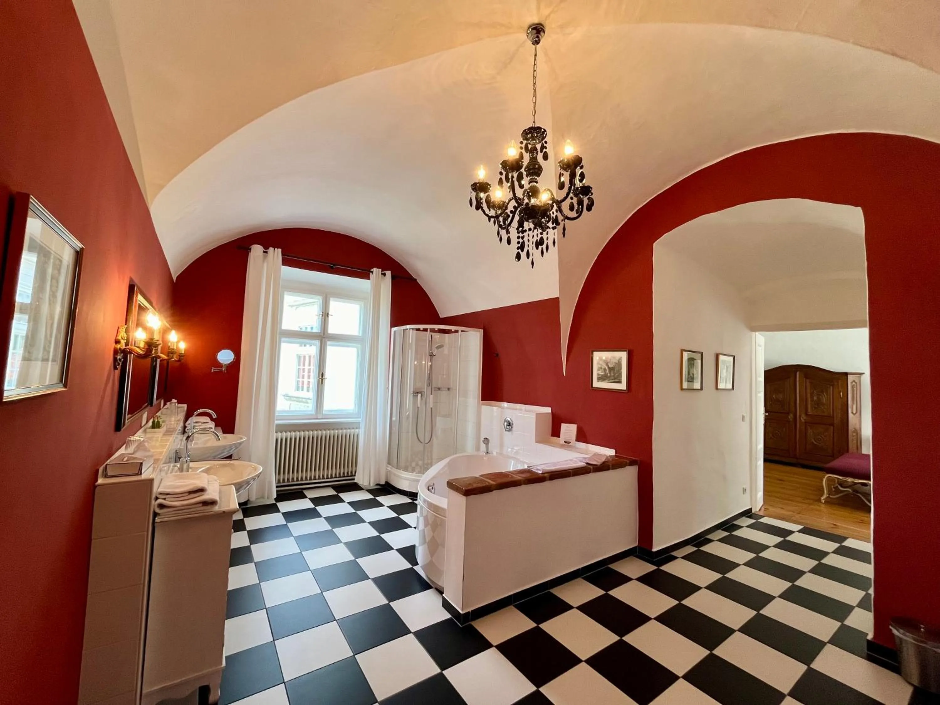 Bathroom, Bed in Schlosshotel Mailberg