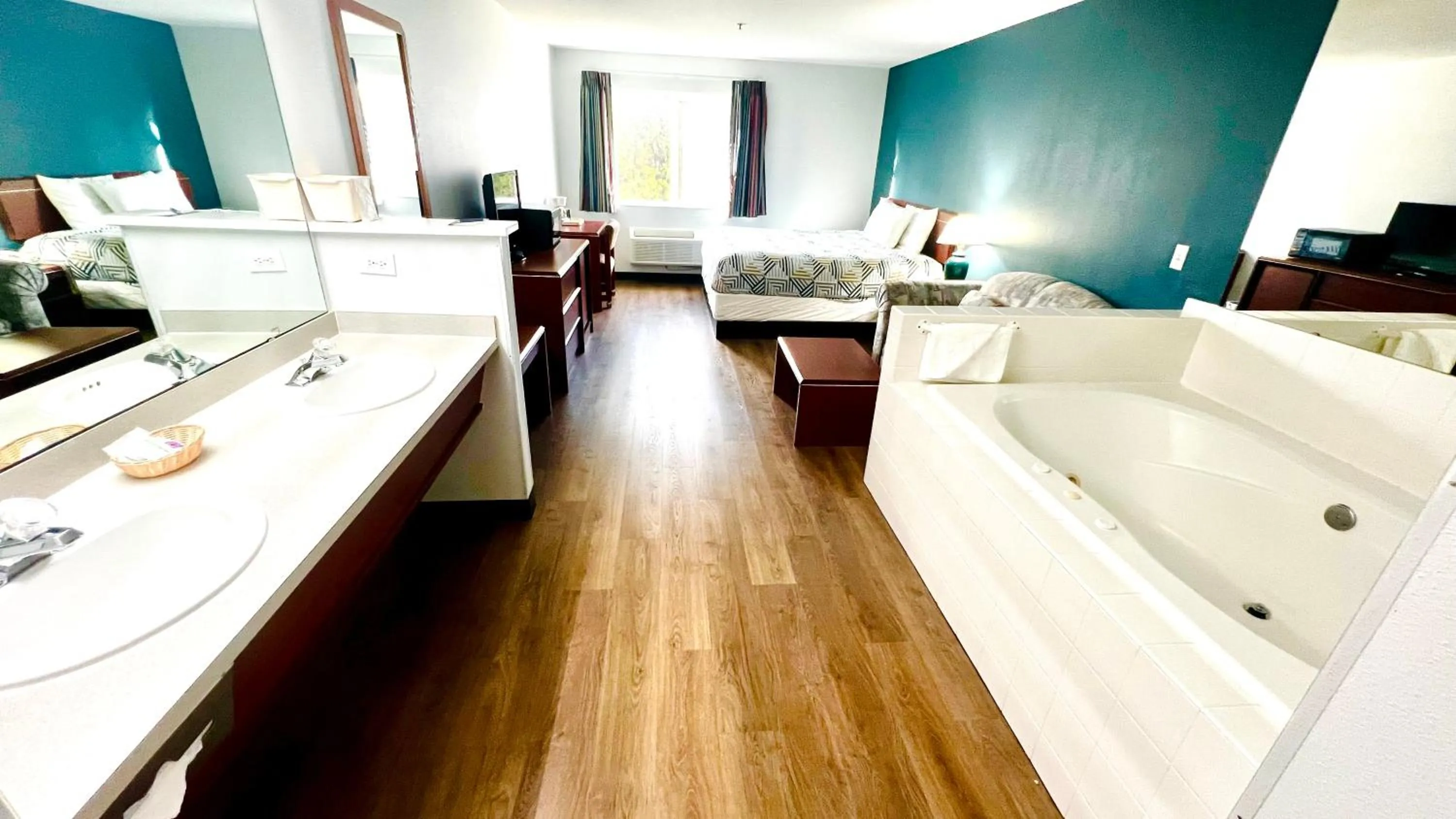 Bedroom, Bed in Studio 6 Suites Portland OR I-5 OHSU