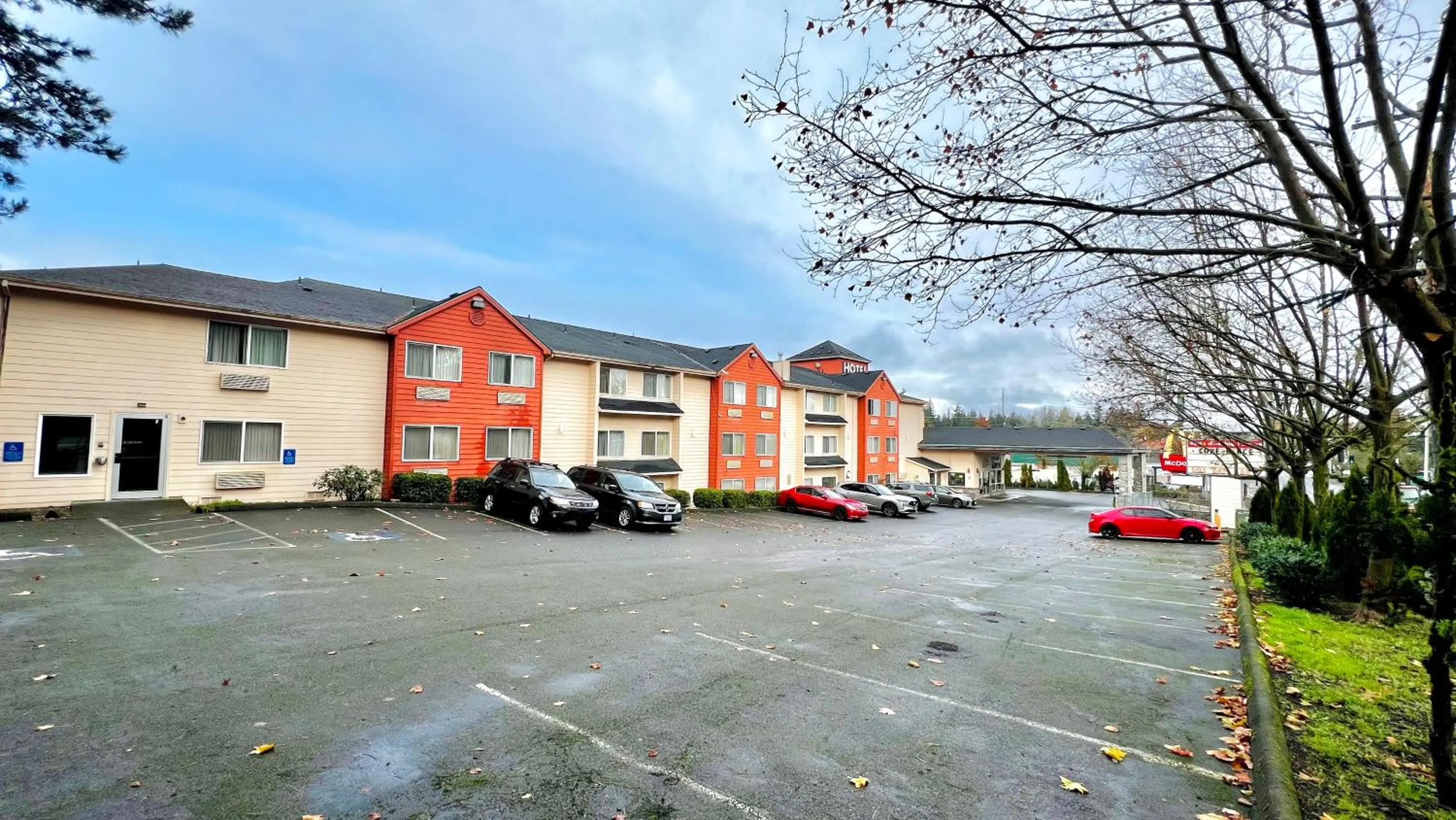 Property building in Studio 6 Suites Portland OR I-5 OHSU