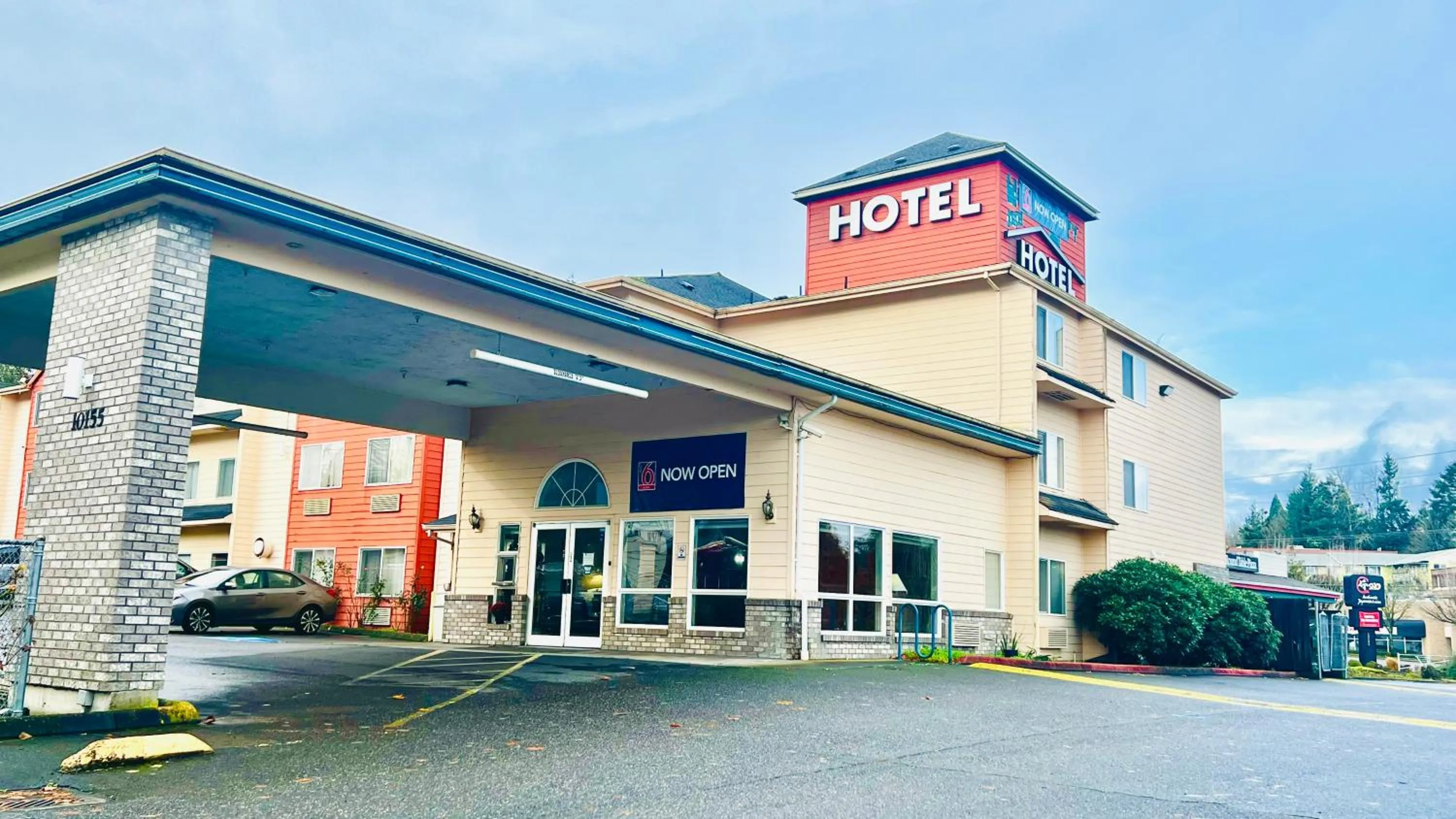 Property building in Studio 6 Suites Portland OR I-5 OHSU