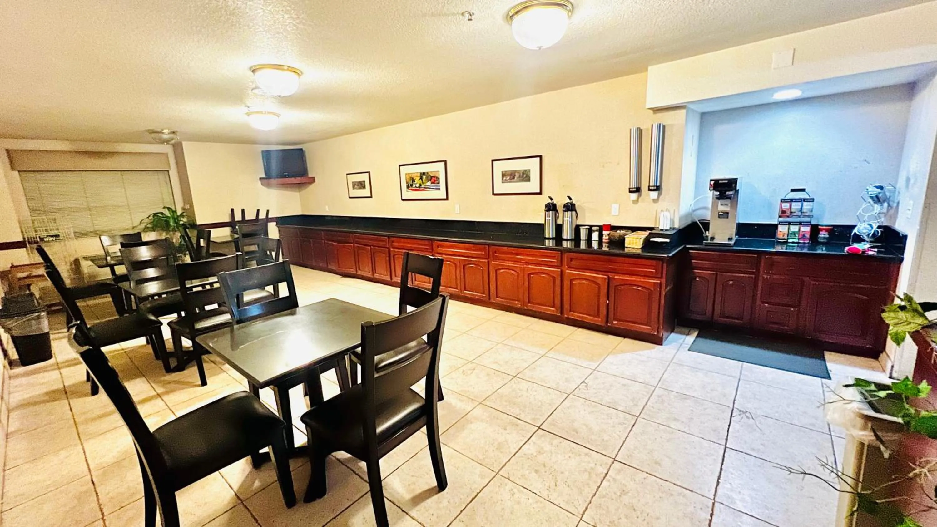 Coffee/tea facilities in Studio 6 Suites Portland OR I-5 OHSU