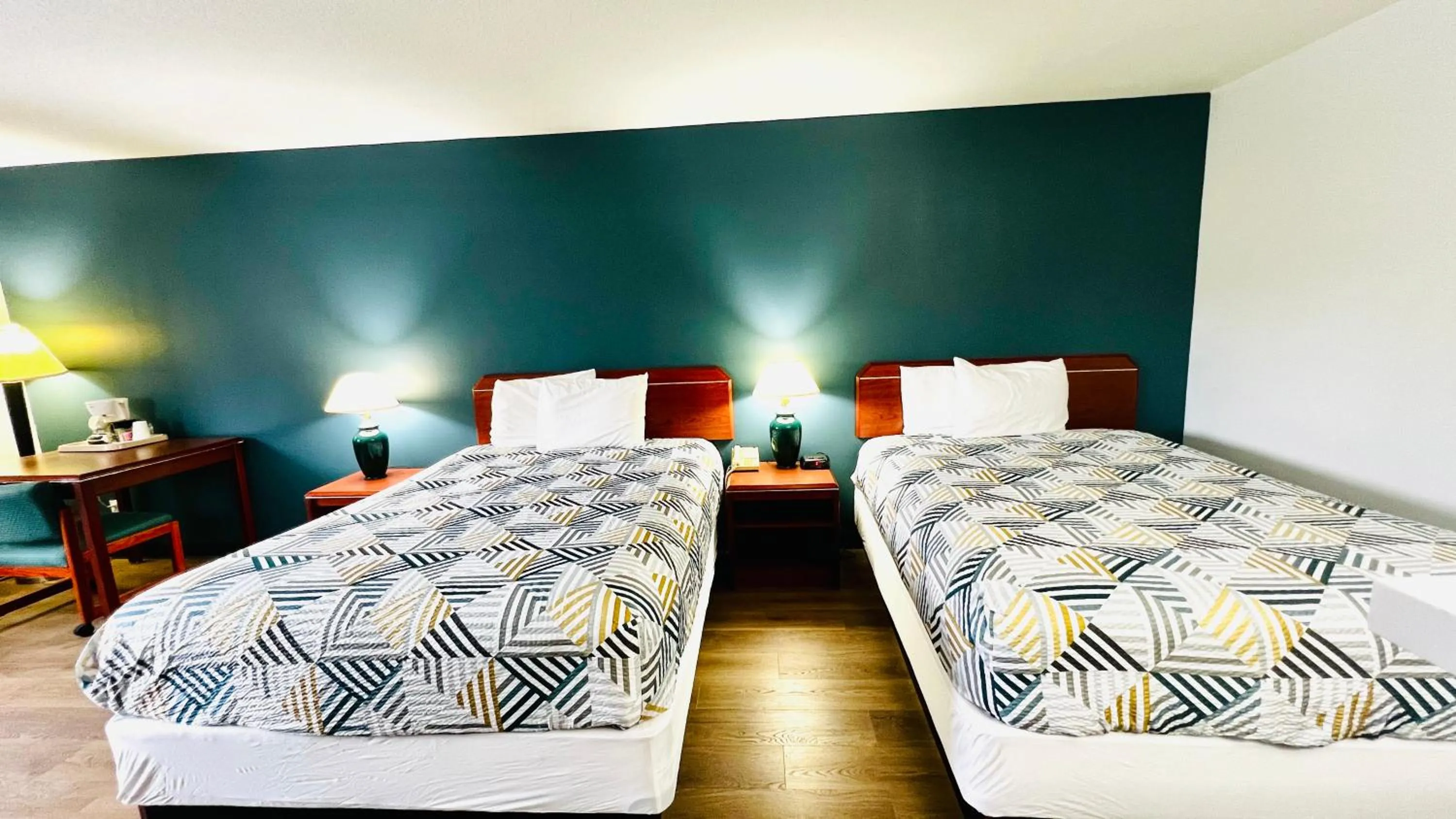 Bedroom, Bed in Studio 6 Suites Portland OR I-5 OHSU