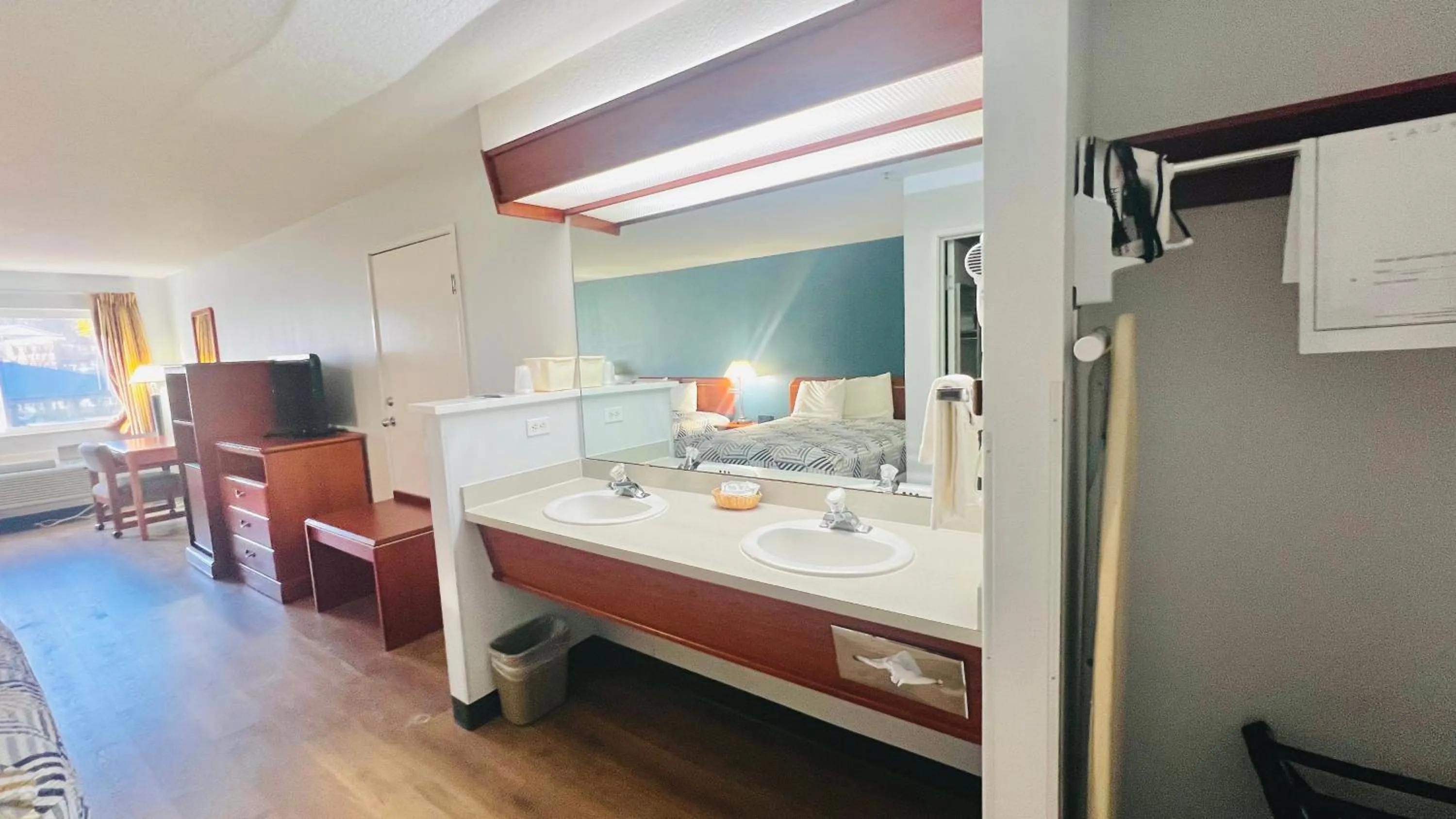 Bathroom, Bed in Studio 6 Suites Portland OR I-5 OHSU