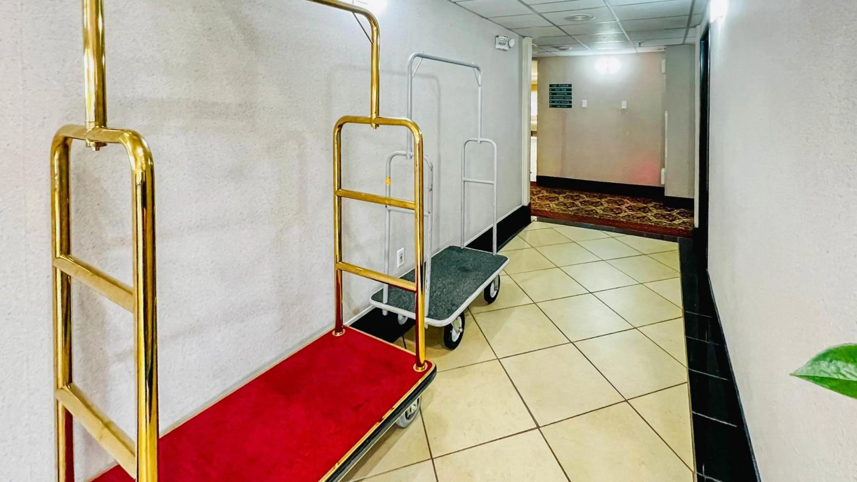 Property building in Studio 6 Suites Portland OR I-5 OHSU