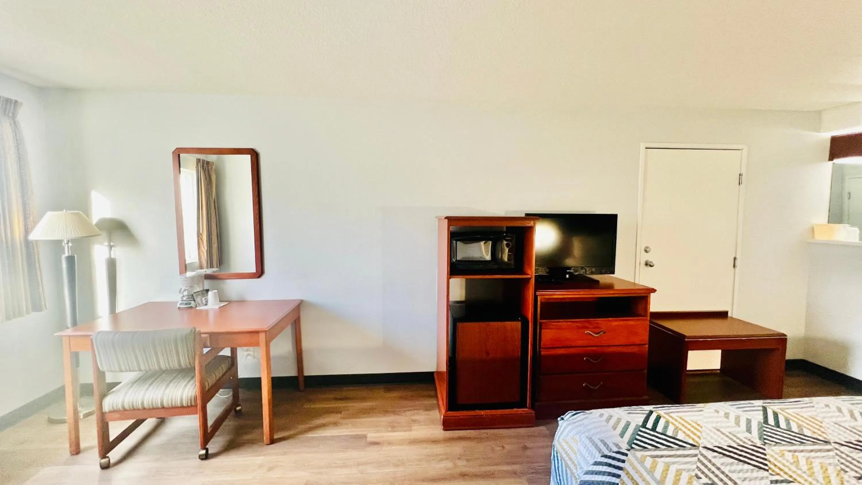 Bedroom, Bed in Studio 6 Suites Portland OR I-5 OHSU