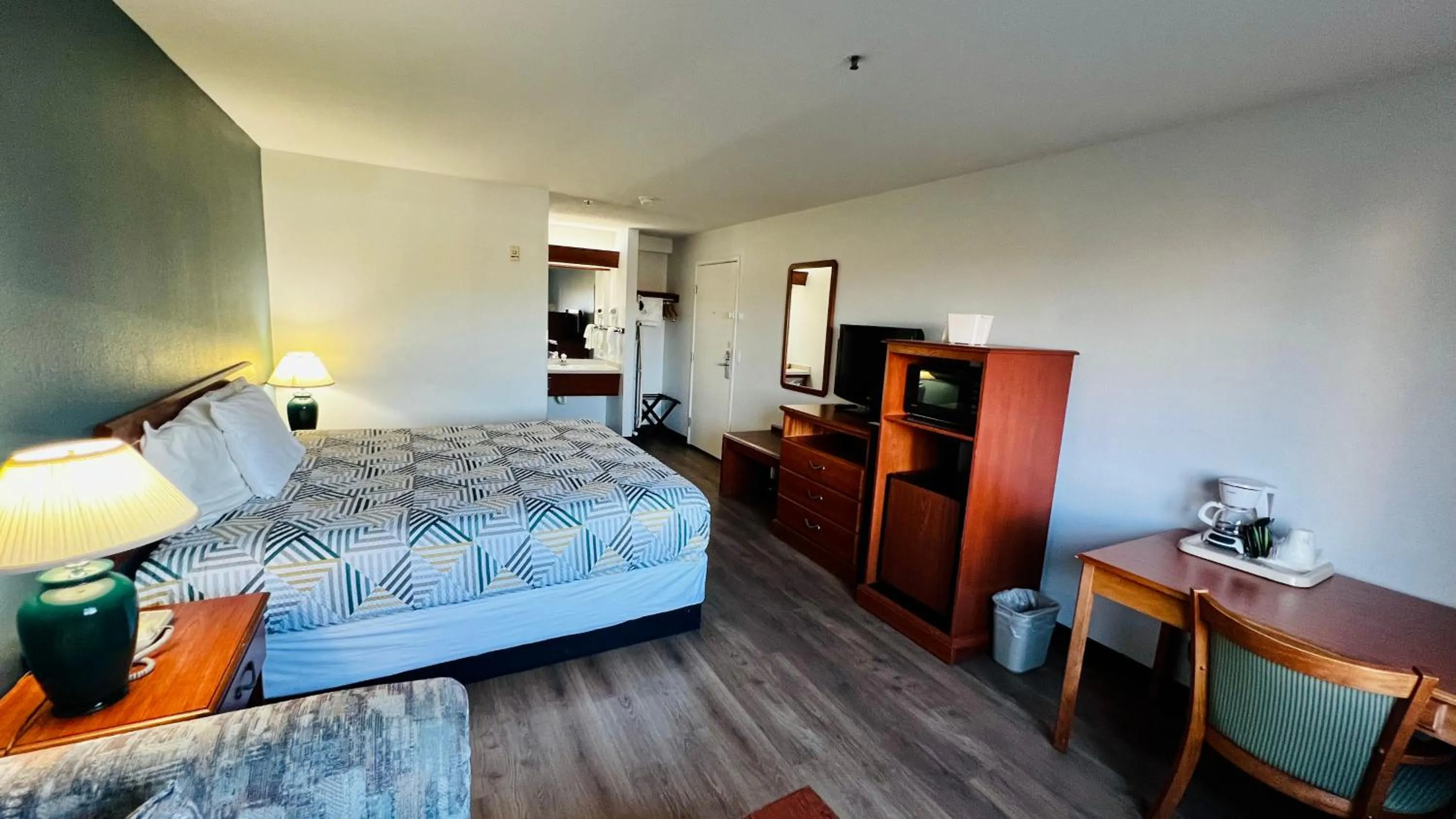 Photo of the whole room, Bed in Studio 6 Suites Portland OR I-5 OHSU