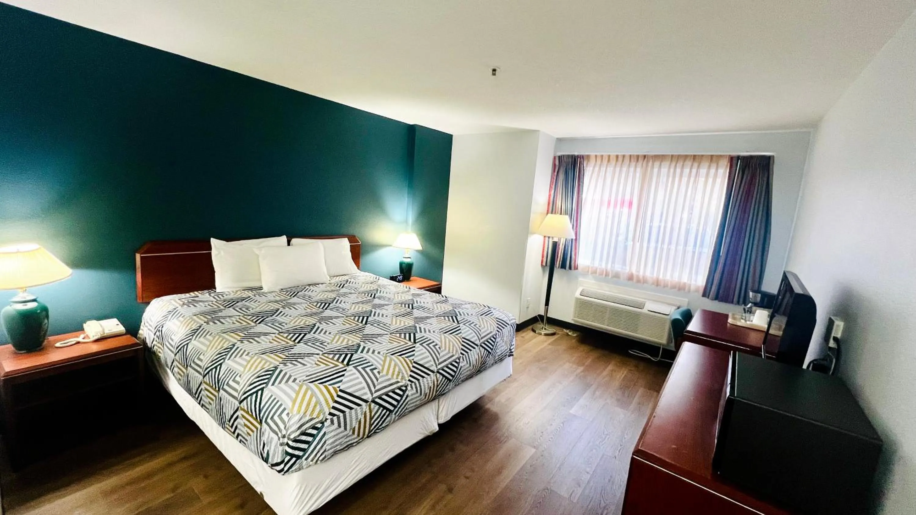 Bedroom, Bed in Studio 6 Suites Portland OR I-5 OHSU