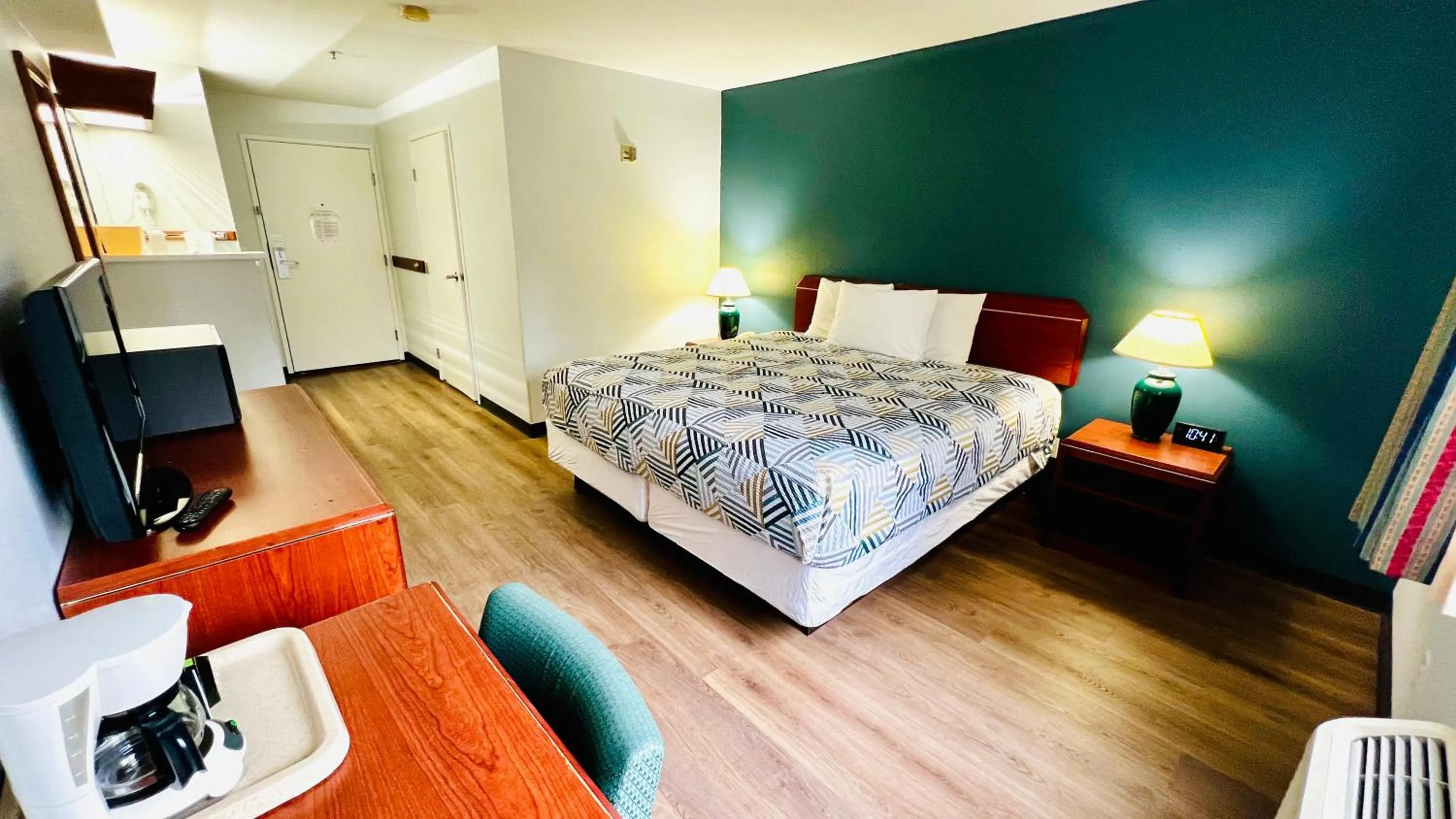 Photo of the whole room, Bed in Studio 6 Suites Portland OR I-5 OHSU