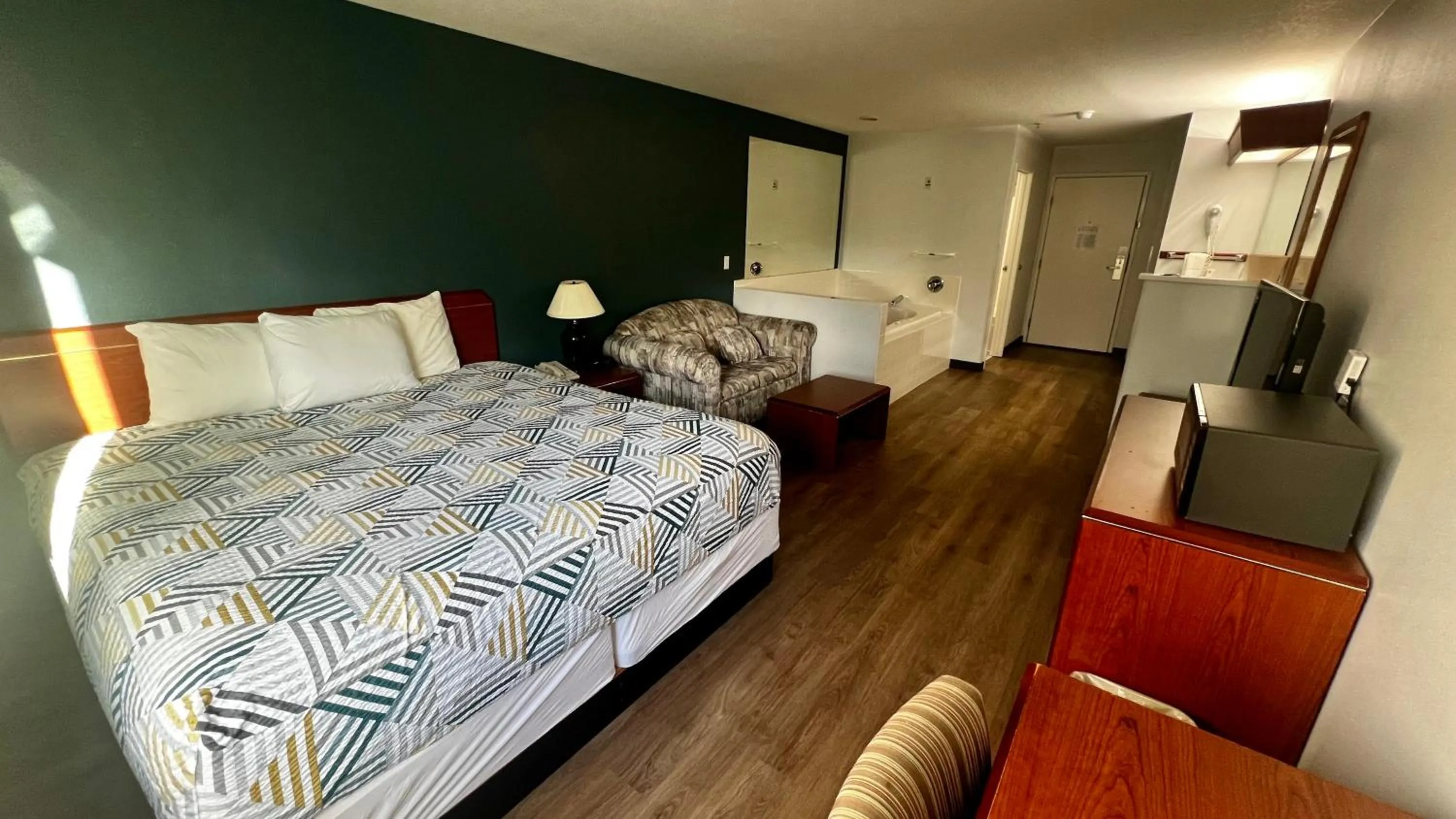 Bedroom, Bed in Studio 6 Suites Portland OR I-5 OHSU