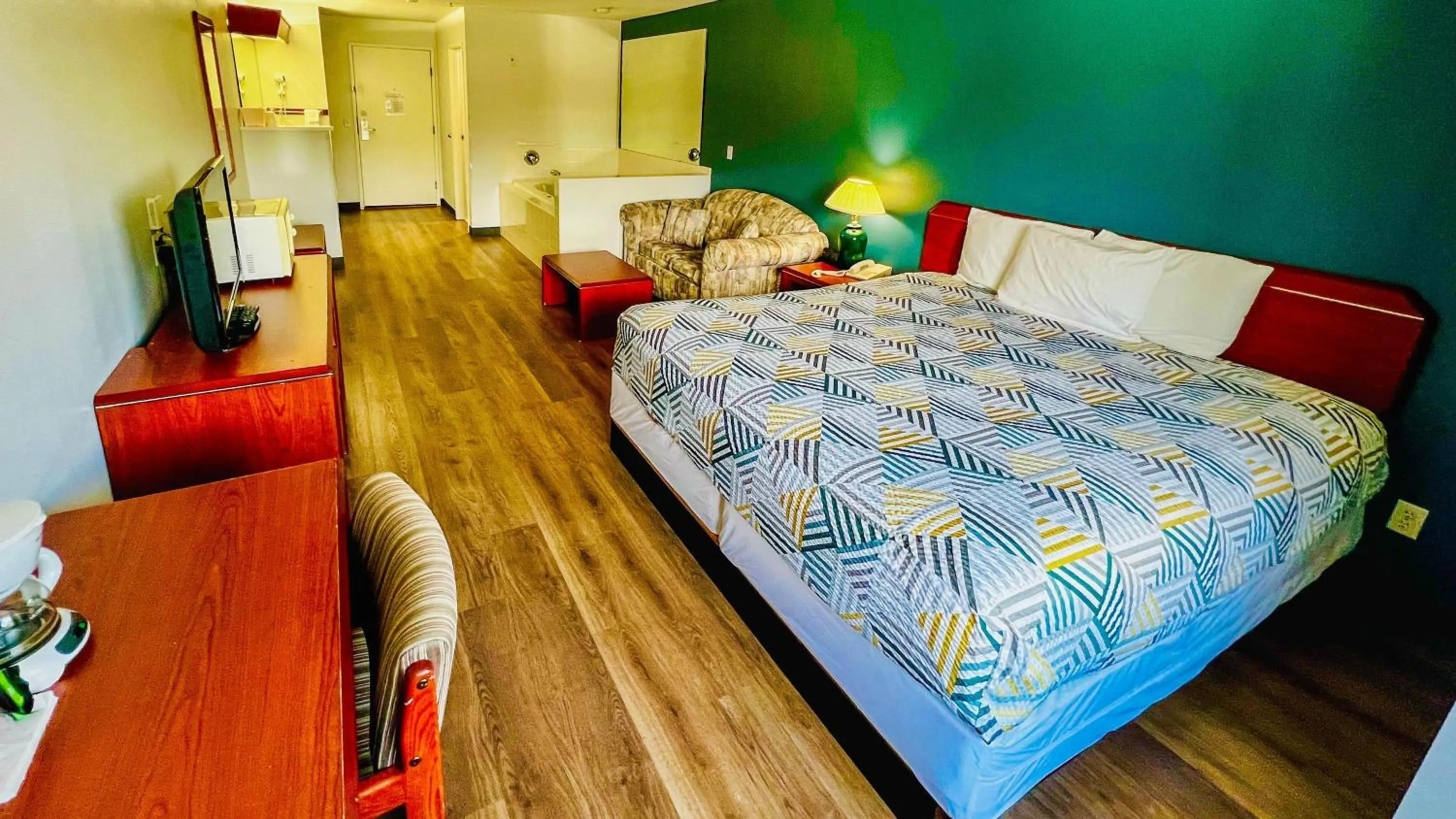 Photo of the whole room, Bed in Studio 6 Suites Portland OR I-5 OHSU