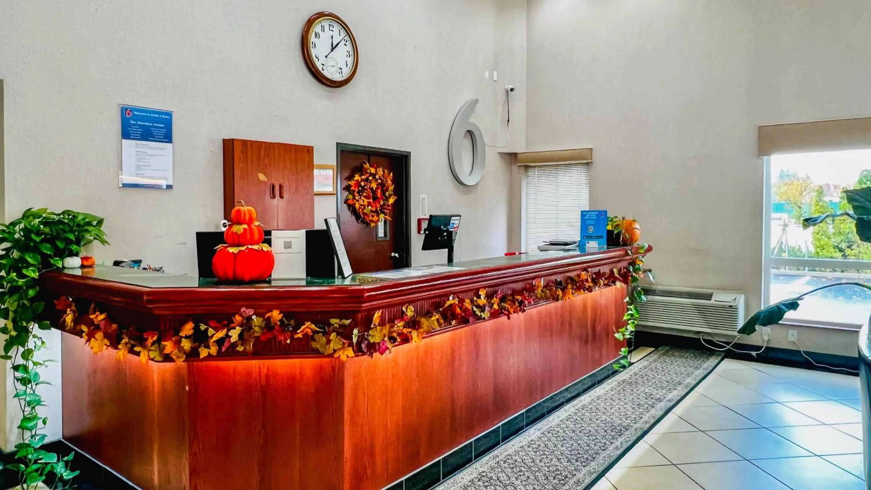 Lobby or reception in Studio 6 Suites Portland OR I-5 OHSU