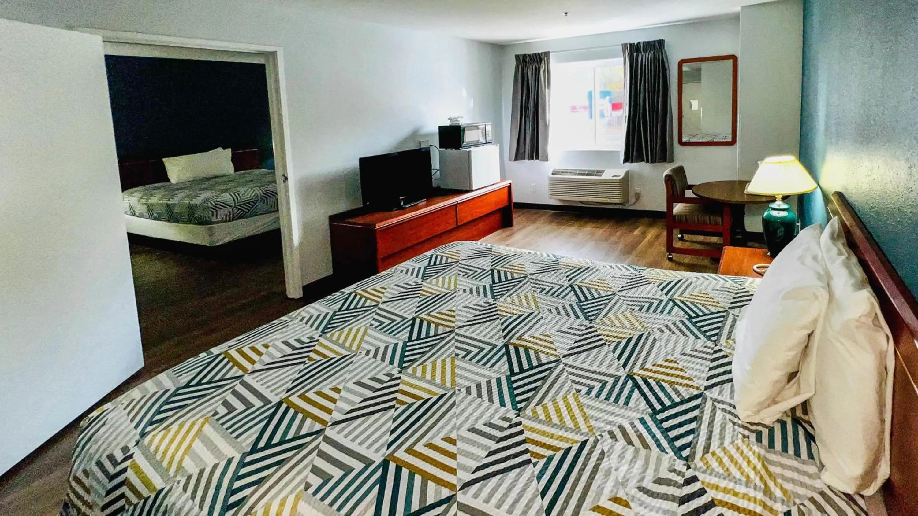 Photo of the whole room, Bed in Studio 6 Suites Portland OR I-5 OHSU