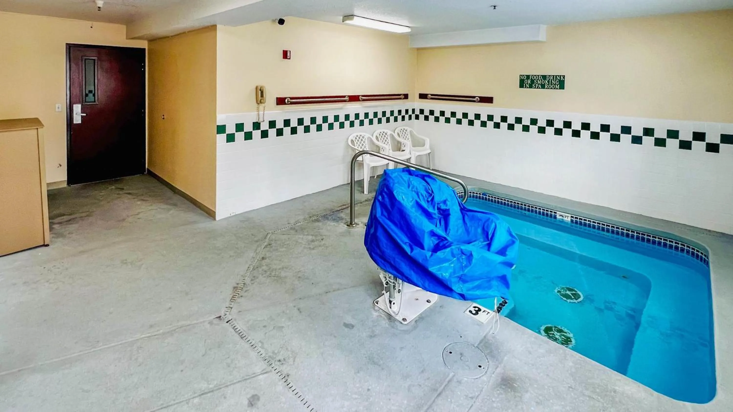 Pool view in Studio 6 Suites Portland OR I-5 OHSU