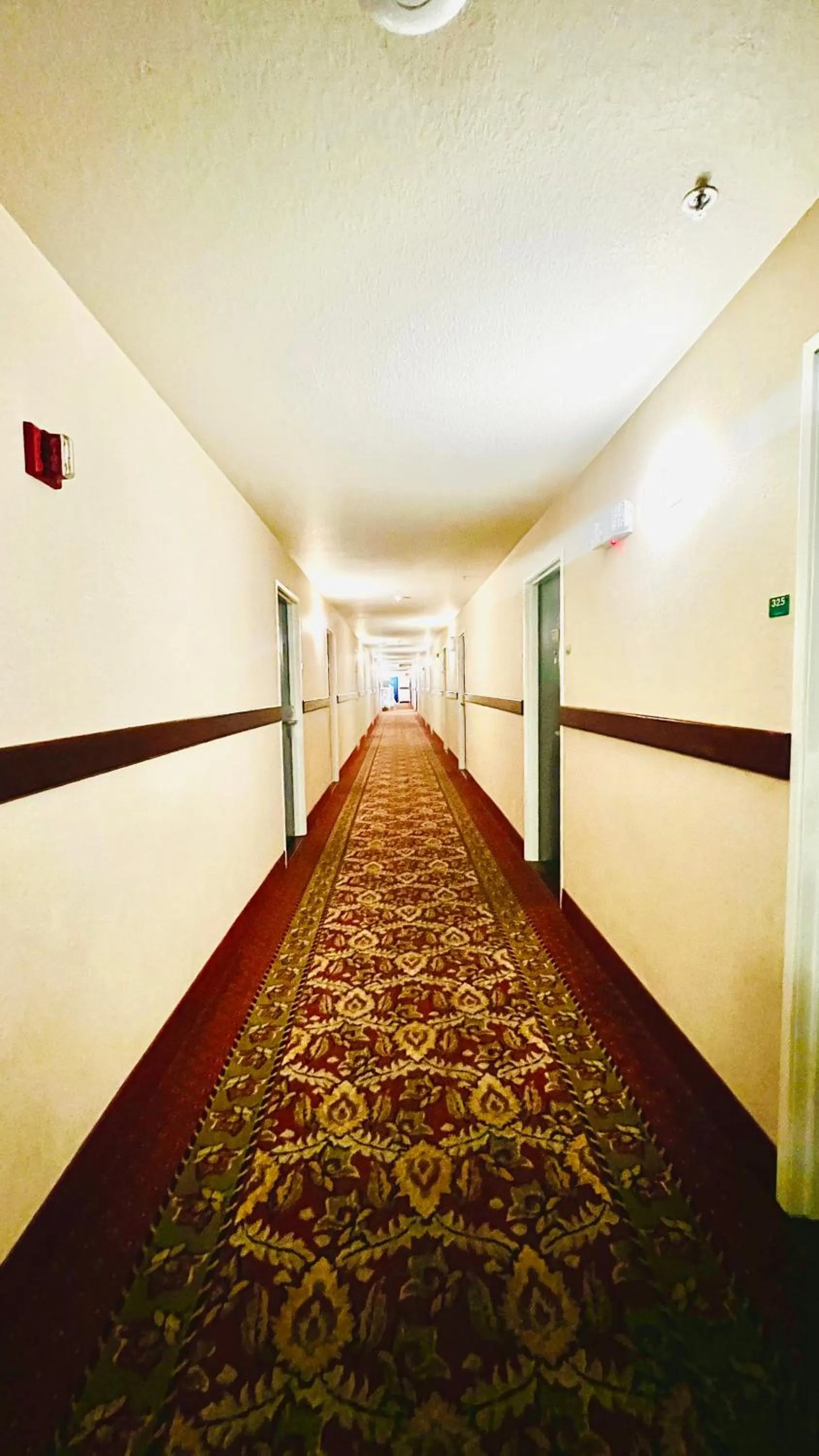 Property building in Studio 6 Suites Portland OR I-5 OHSU