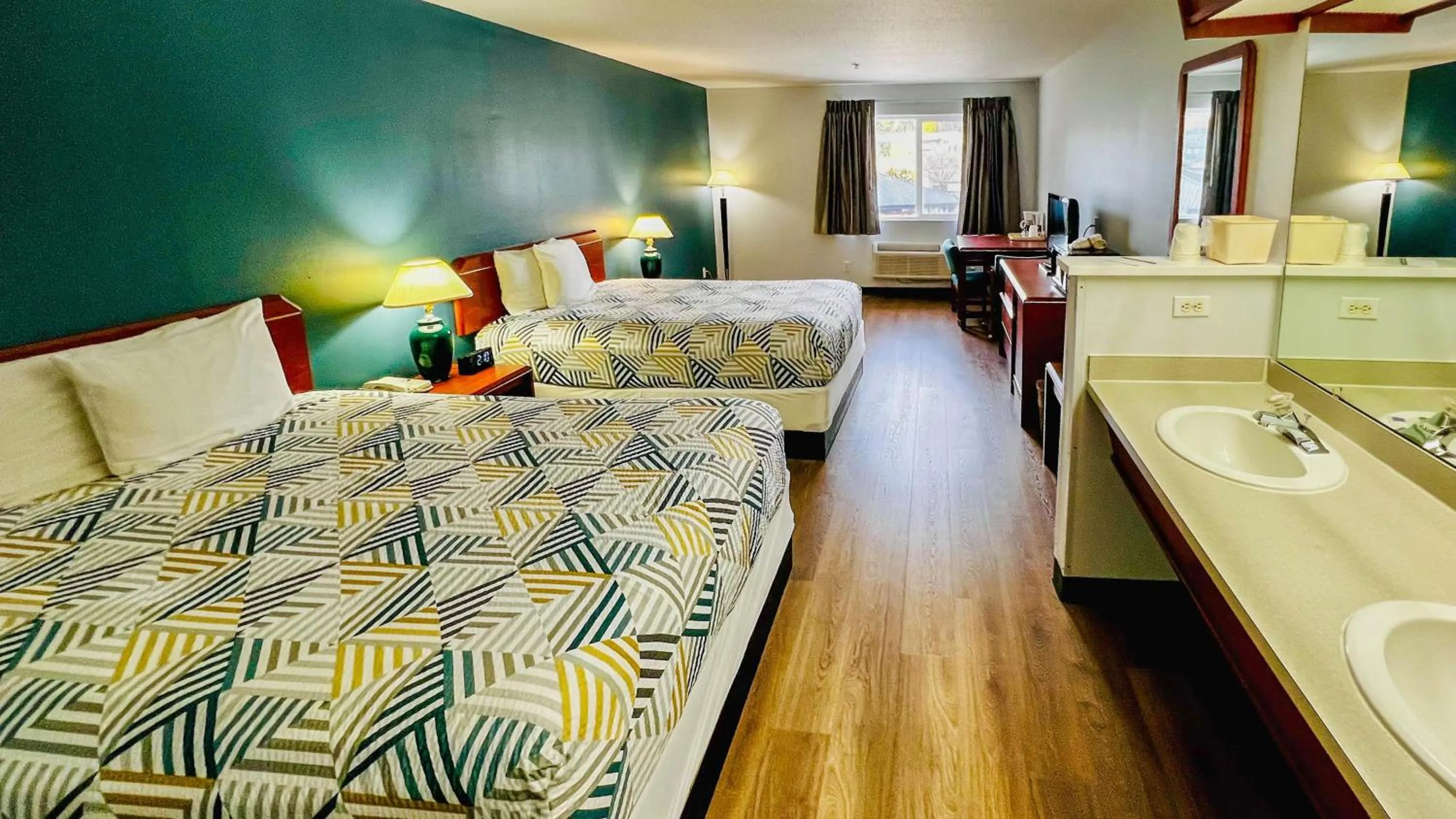 Photo of the whole room, Bed in Studio 6 Suites Portland OR I-5 OHSU