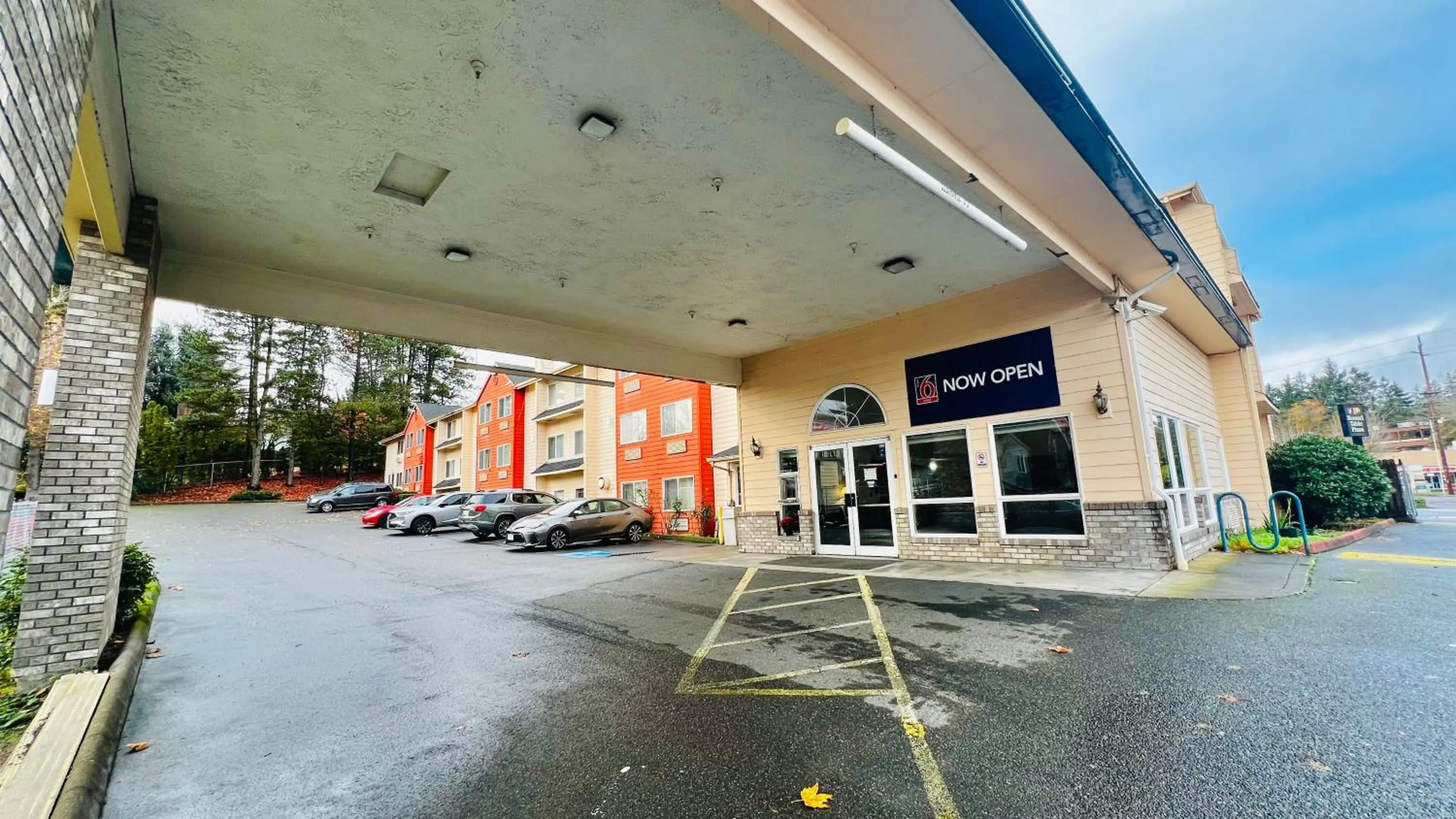 Property building in Studio 6 Suites Portland OR I-5 OHSU