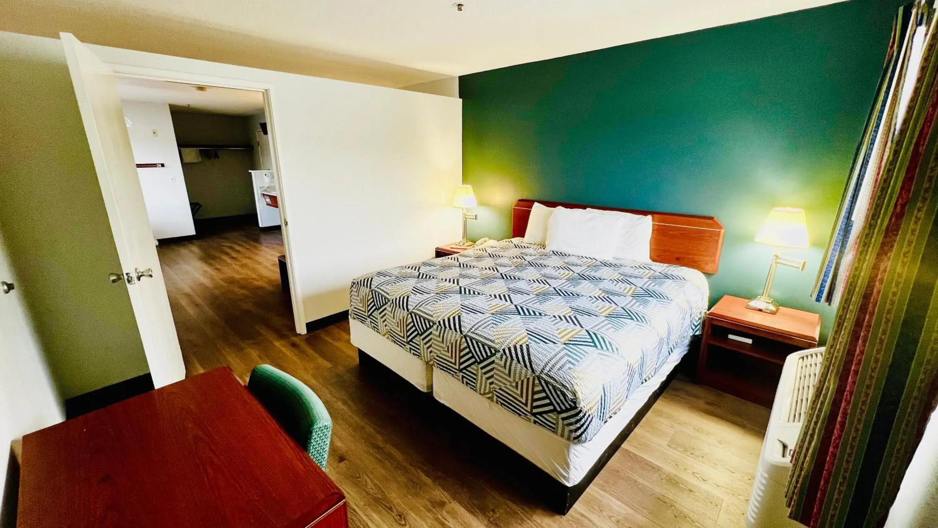 Deluxe King Suite - Non-Smoking in Suites Portland OR- I-5 OHSU Deluxe King Suite - Non-Smoking in Suites Portland OR- I-5 OHSU