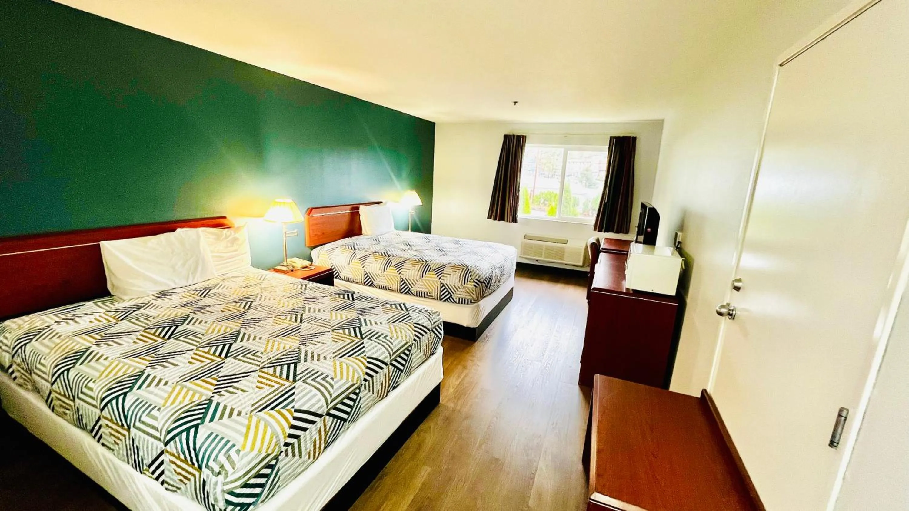 Photo of the whole room, Bed in Studio 6 Suites Portland OR I-5 OHSU