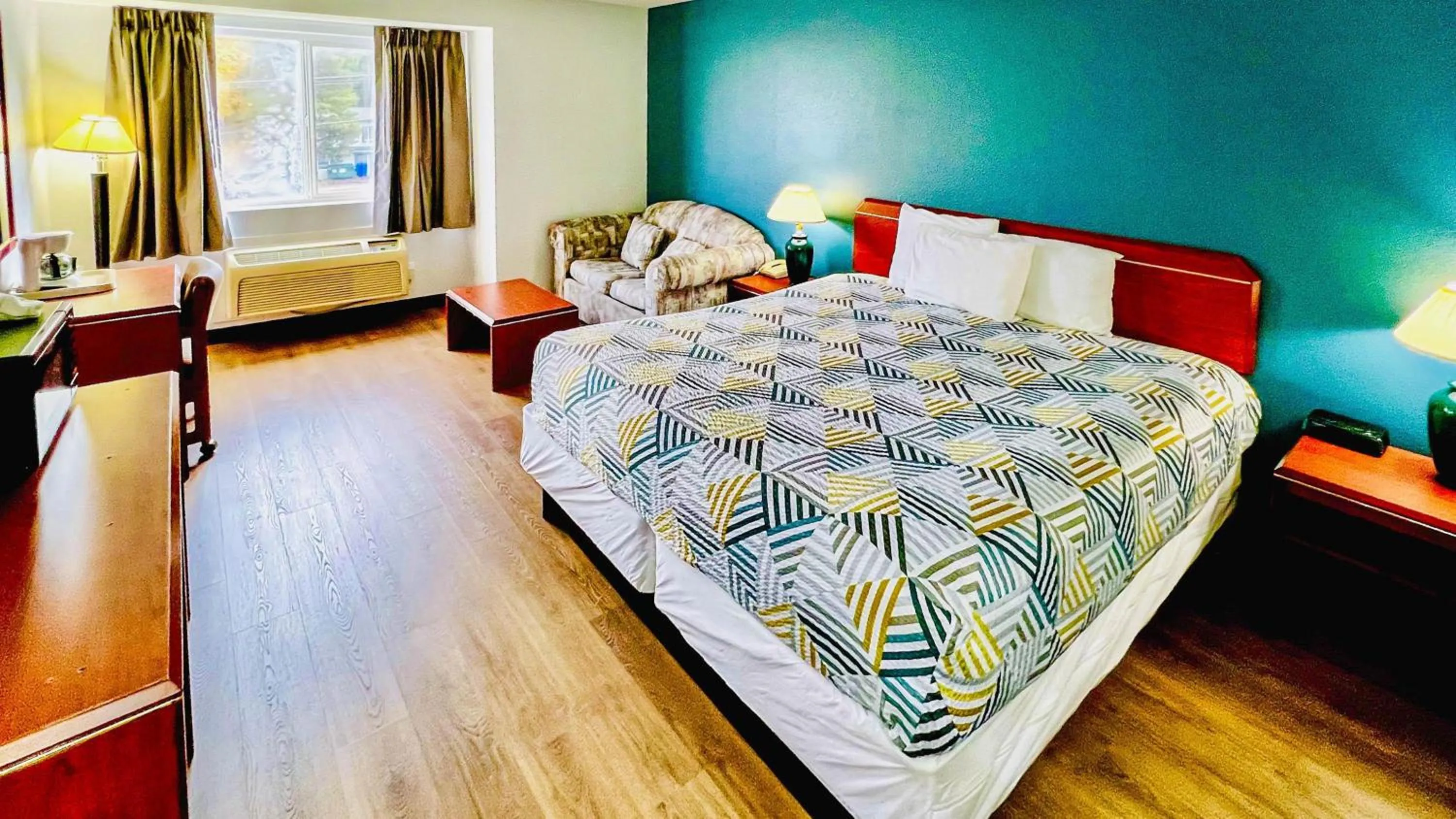 Photo of the whole room, Bed in Studio 6 Suites Portland OR I-5 OHSU