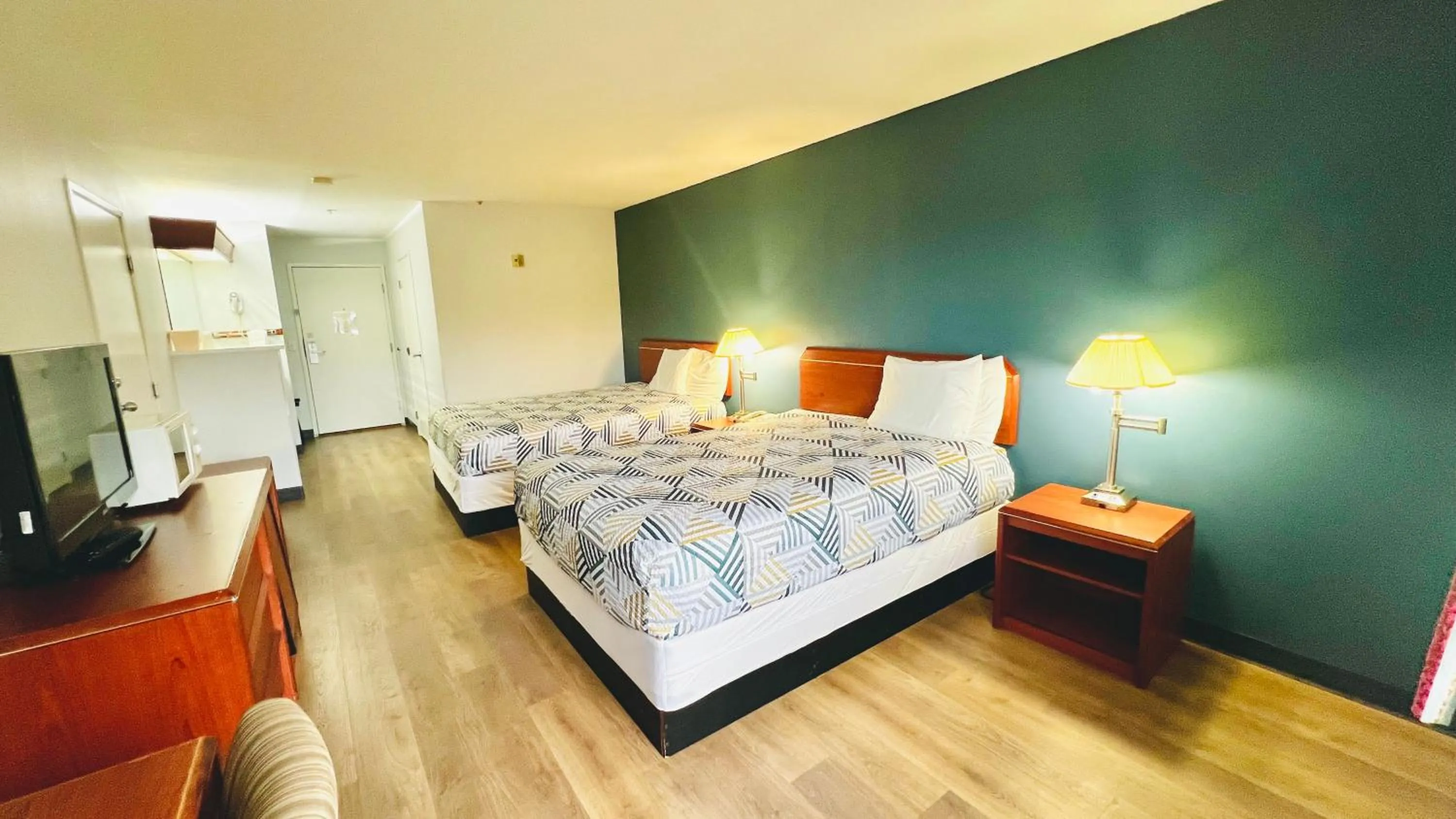 Bedroom, Bed in Studio 6 Suites Portland OR I-5 OHSU