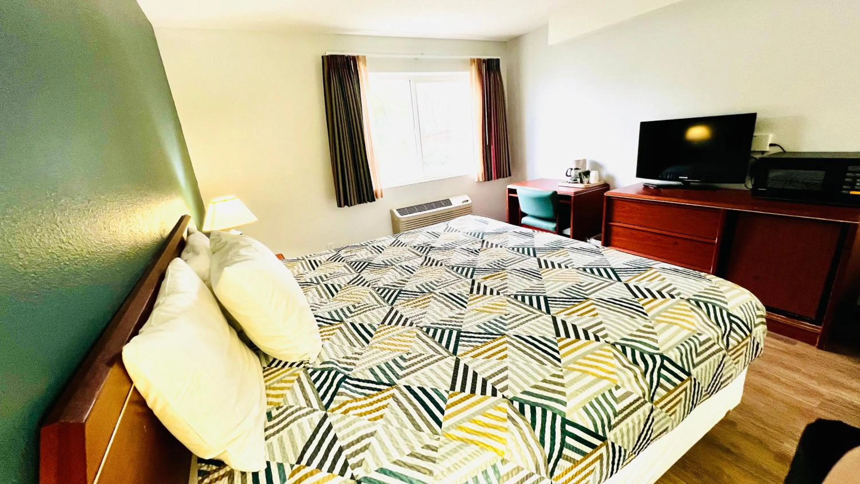 Bedroom, Bed in Studio 6 Suites Portland OR I-5 OHSU