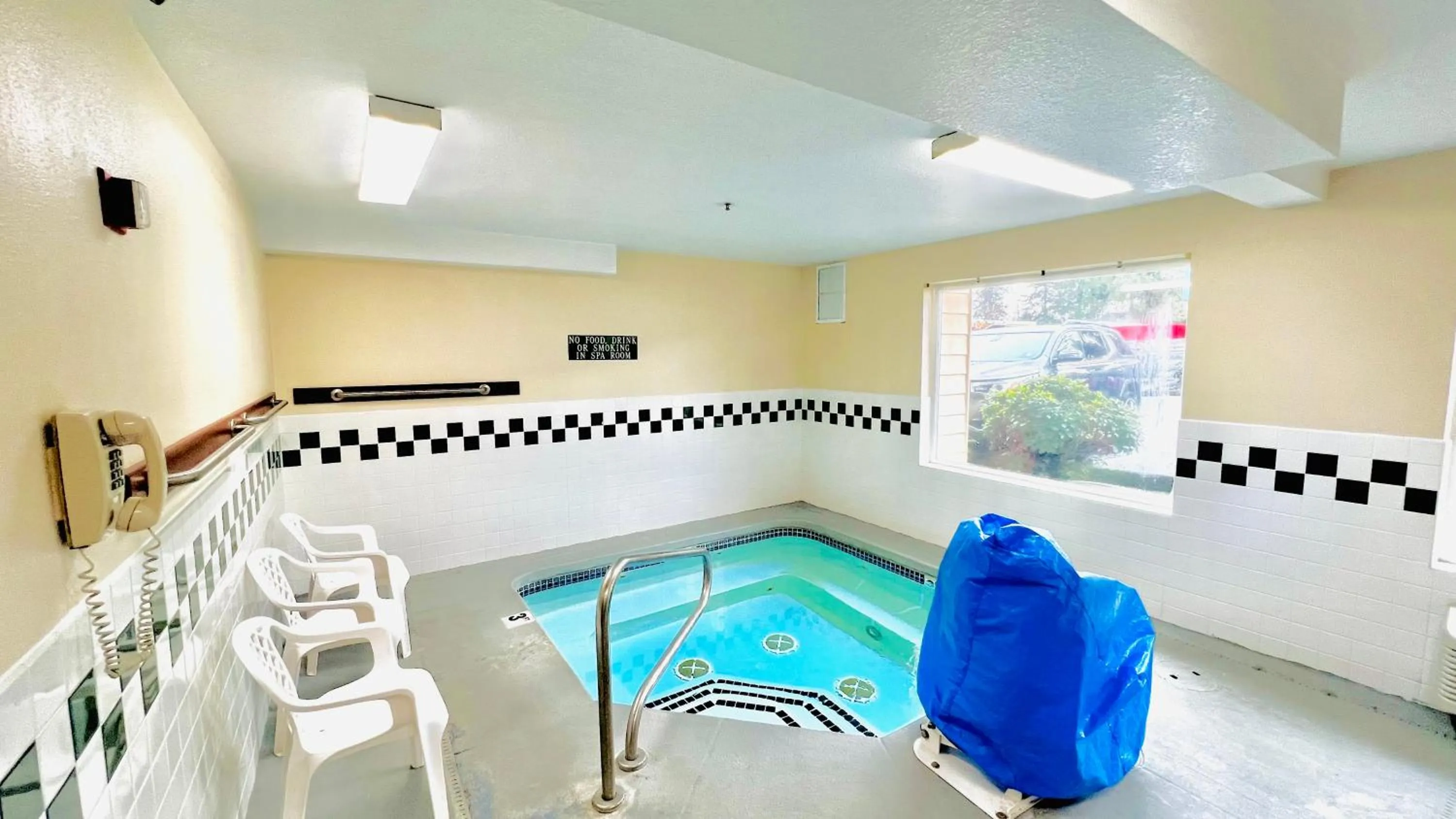 Hot Tub in Studio 6 Suites Portland OR I-5 OHSU