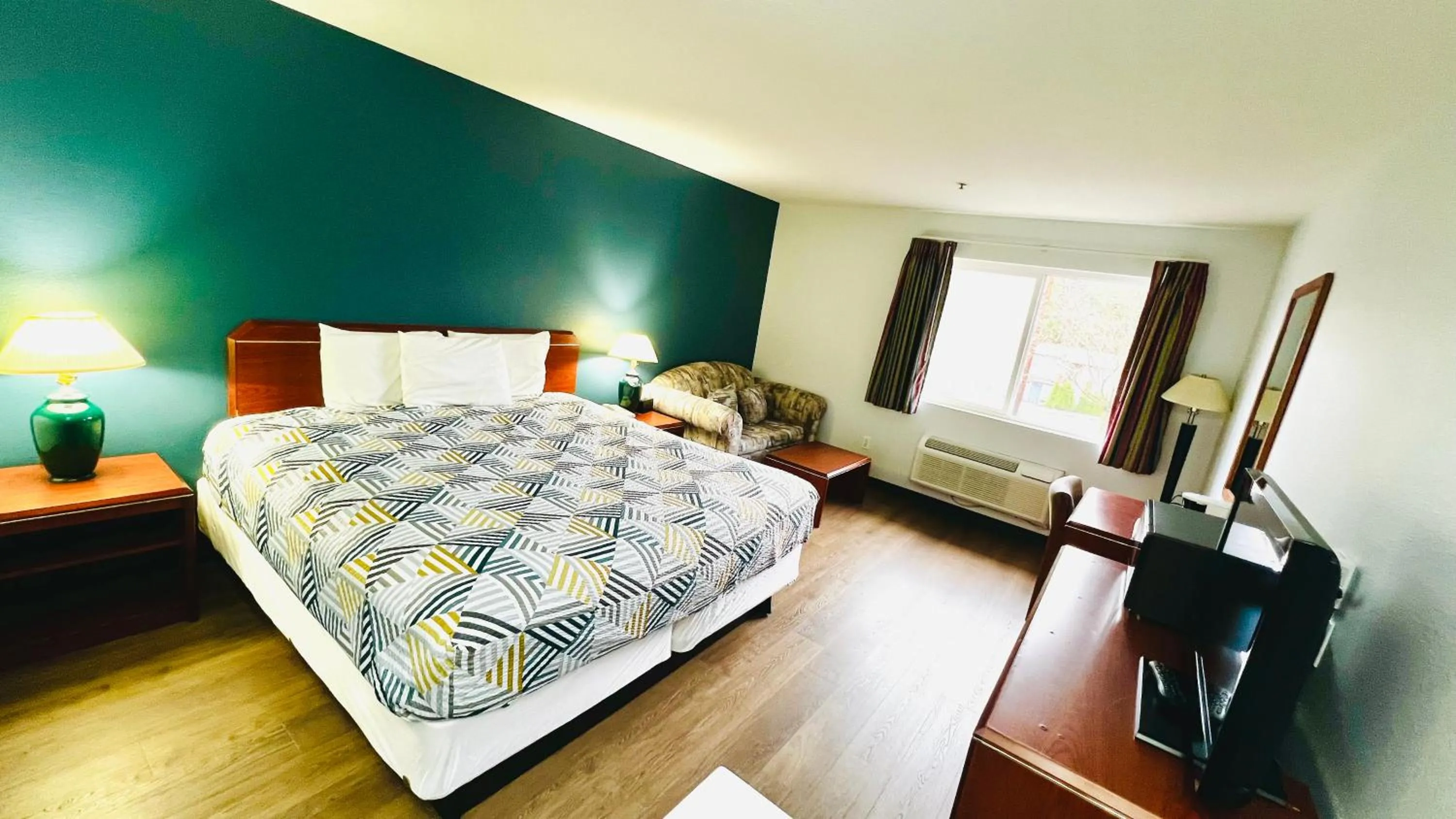 Bedroom, Bed in Studio 6 Suites Portland OR I-5 OHSU