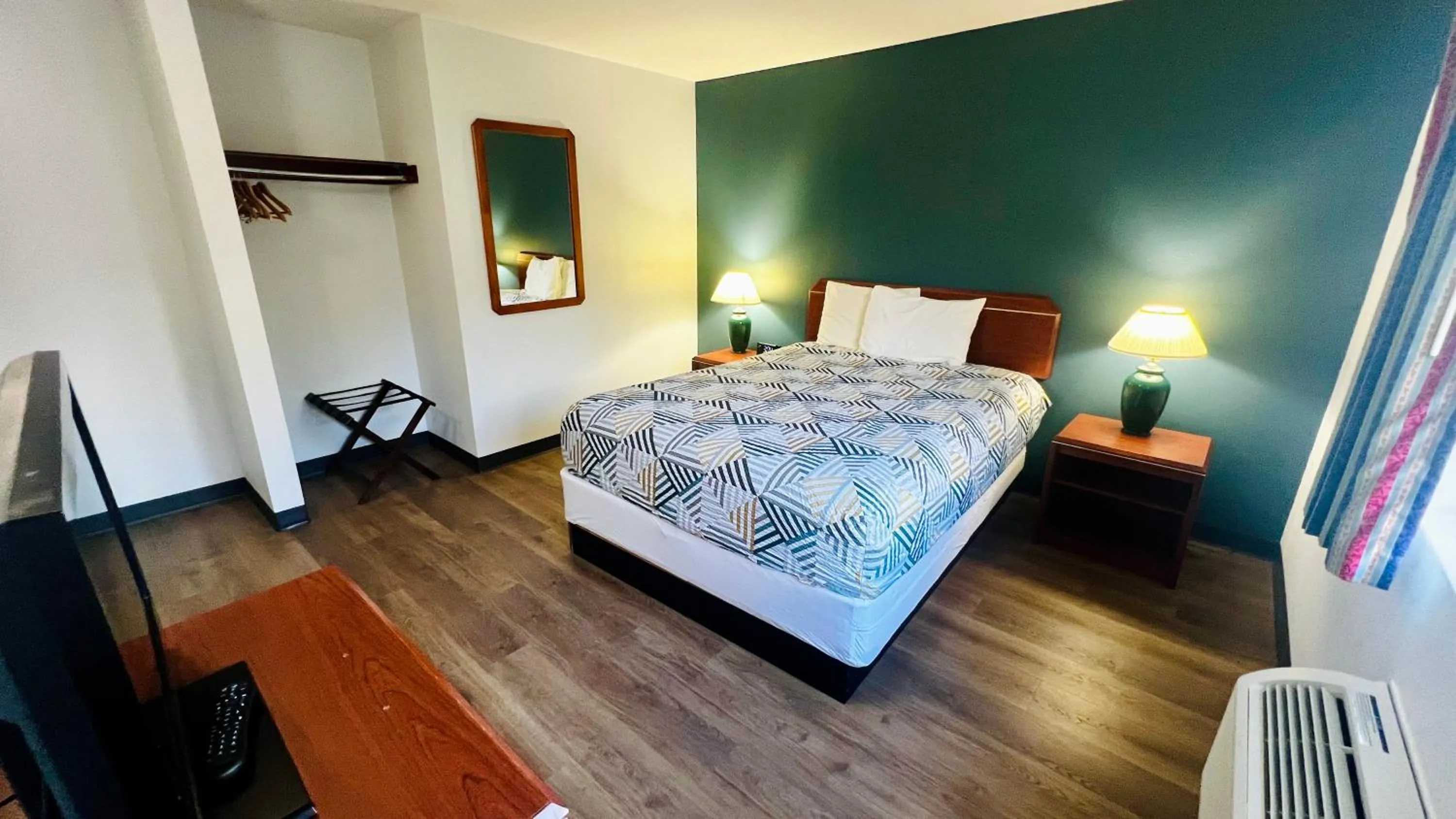 Bedroom, Bed in Studio 6 Suites Portland OR I-5 OHSU