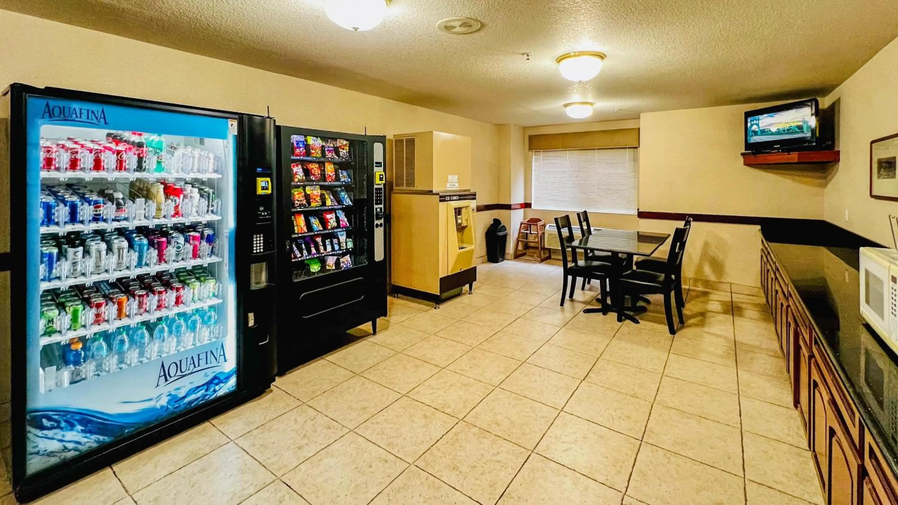 Food and drinks in Studio 6 Suites Portland OR I-5 OHSU